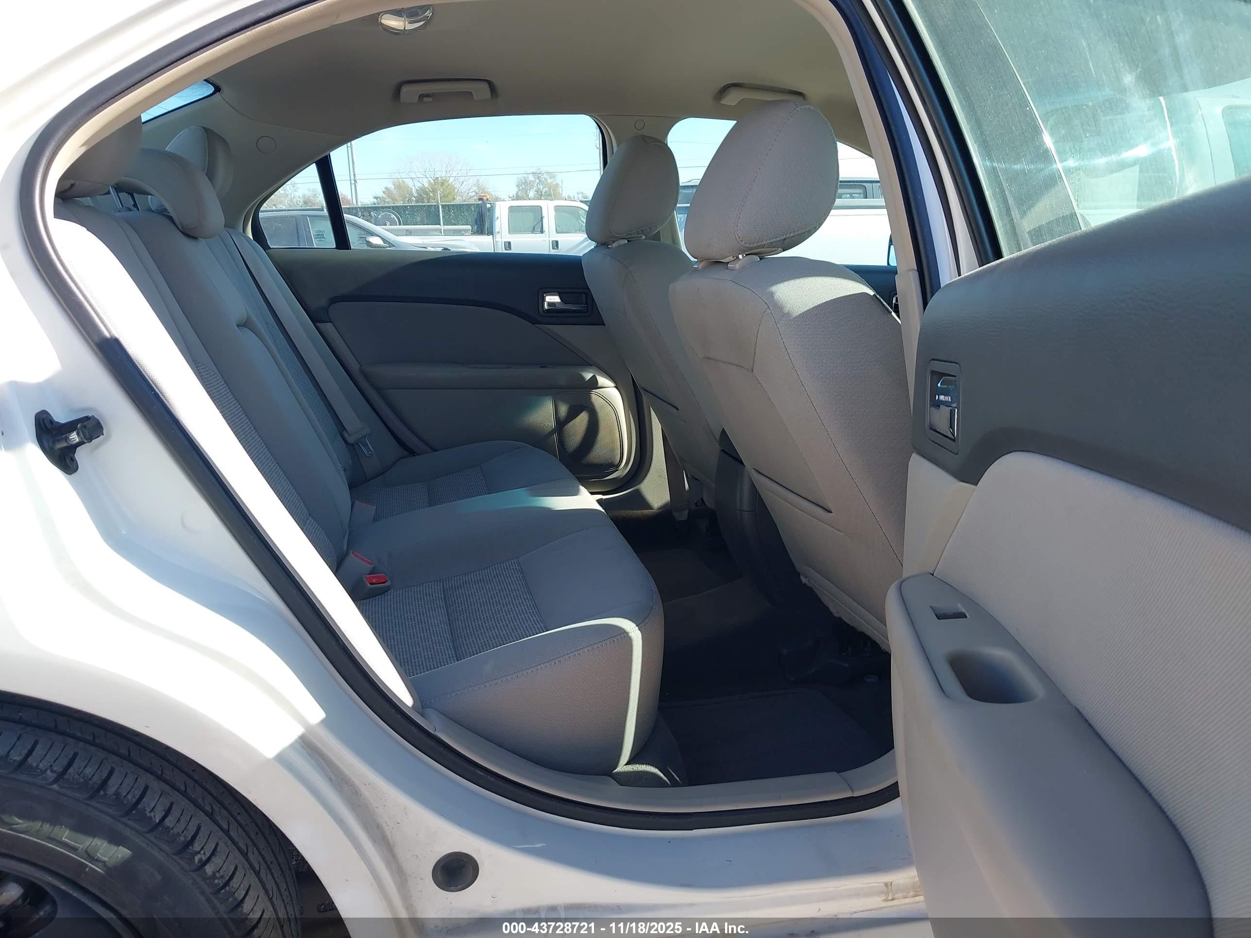 FORD FUSION image 8