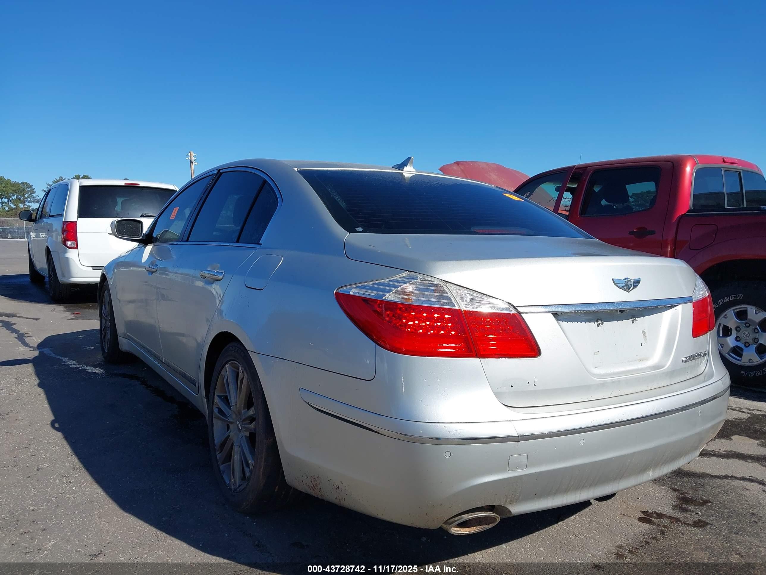 HYUNDAI GENESIS image 3
