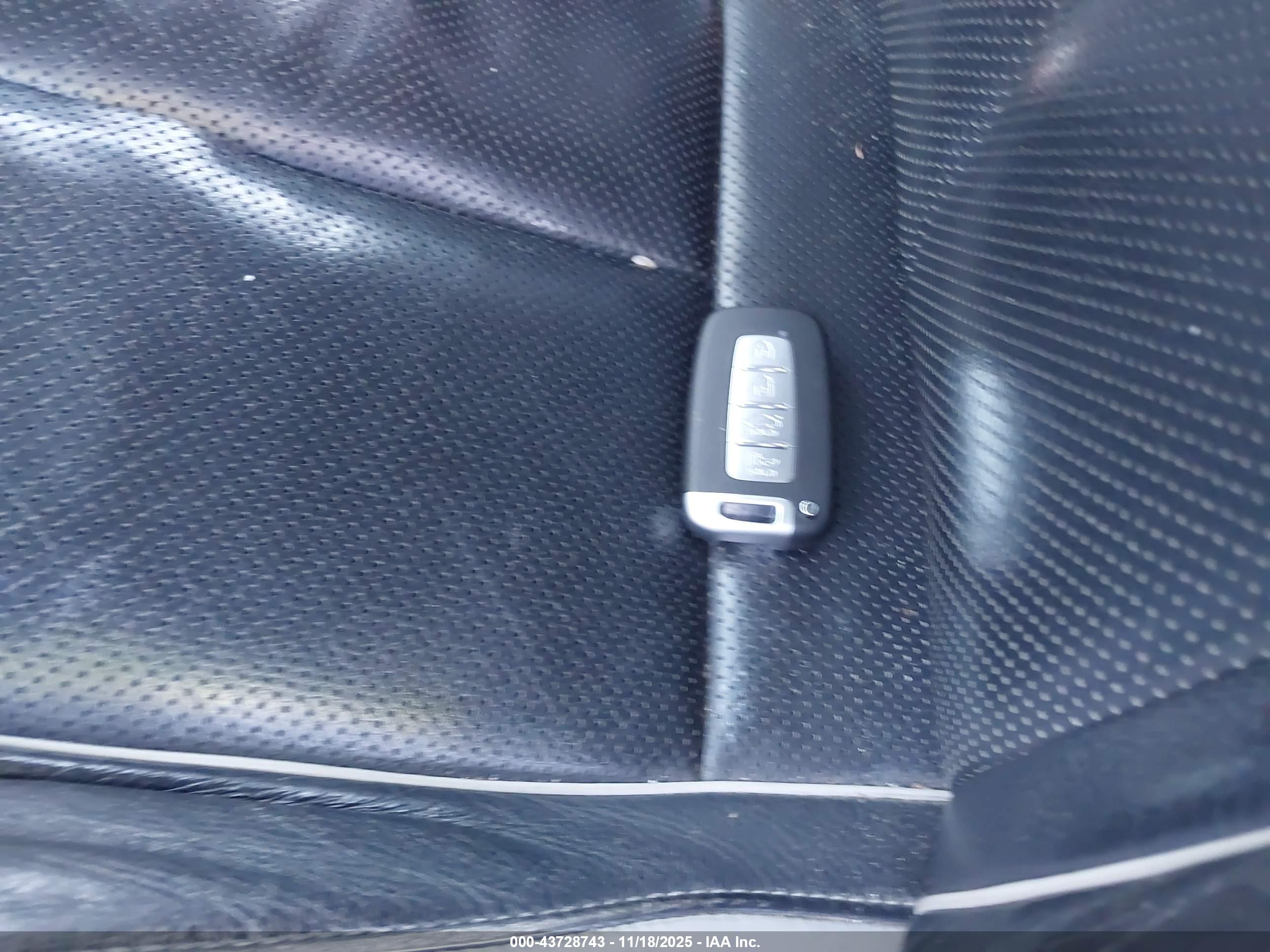 HYUNDAI VELOSTER image 11