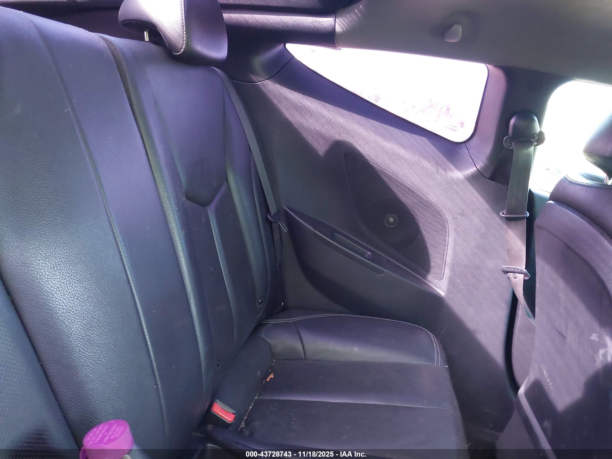HYUNDAI VELOSTER image 8