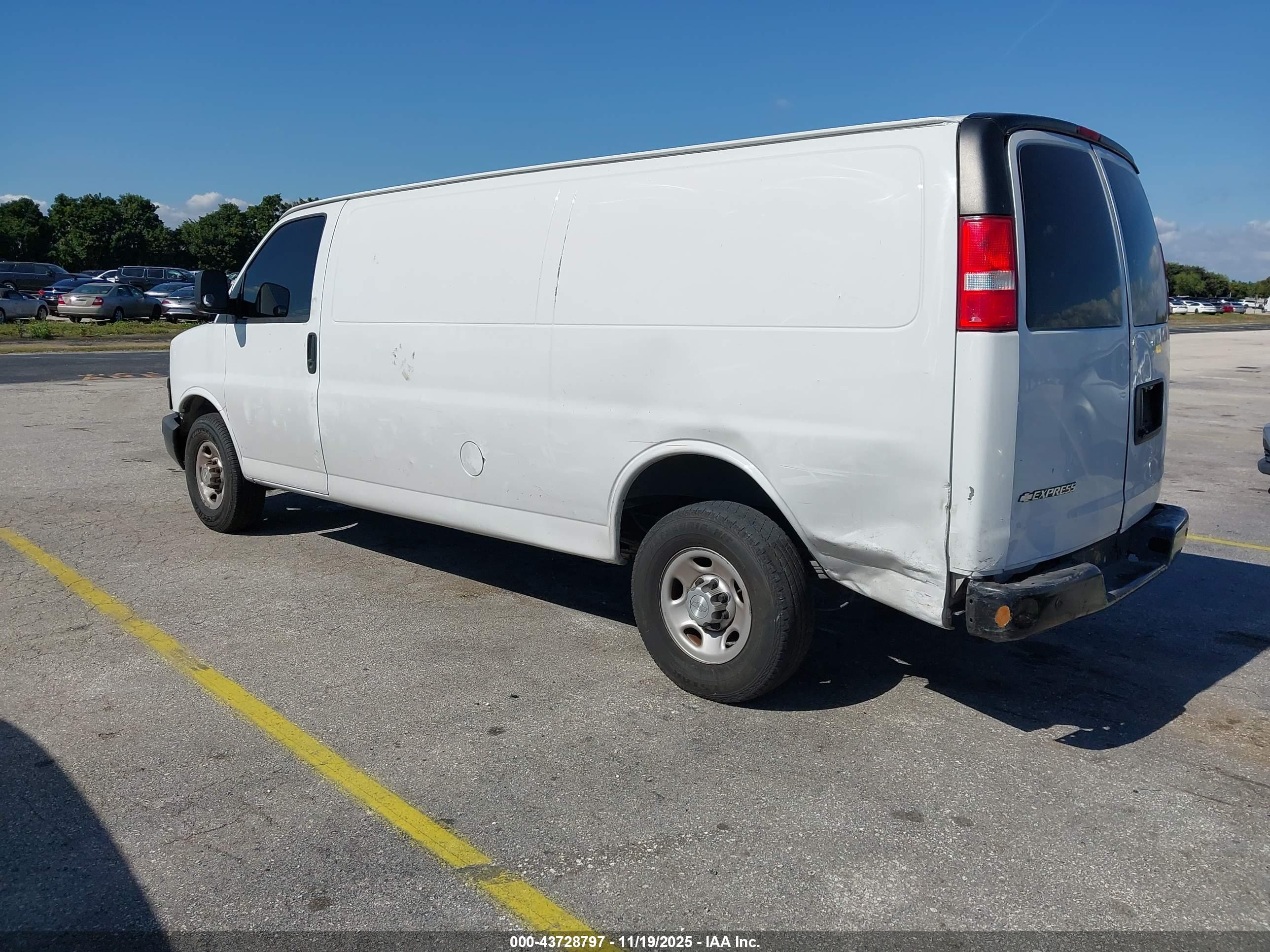 CHEVROLET EXPRESS image 3