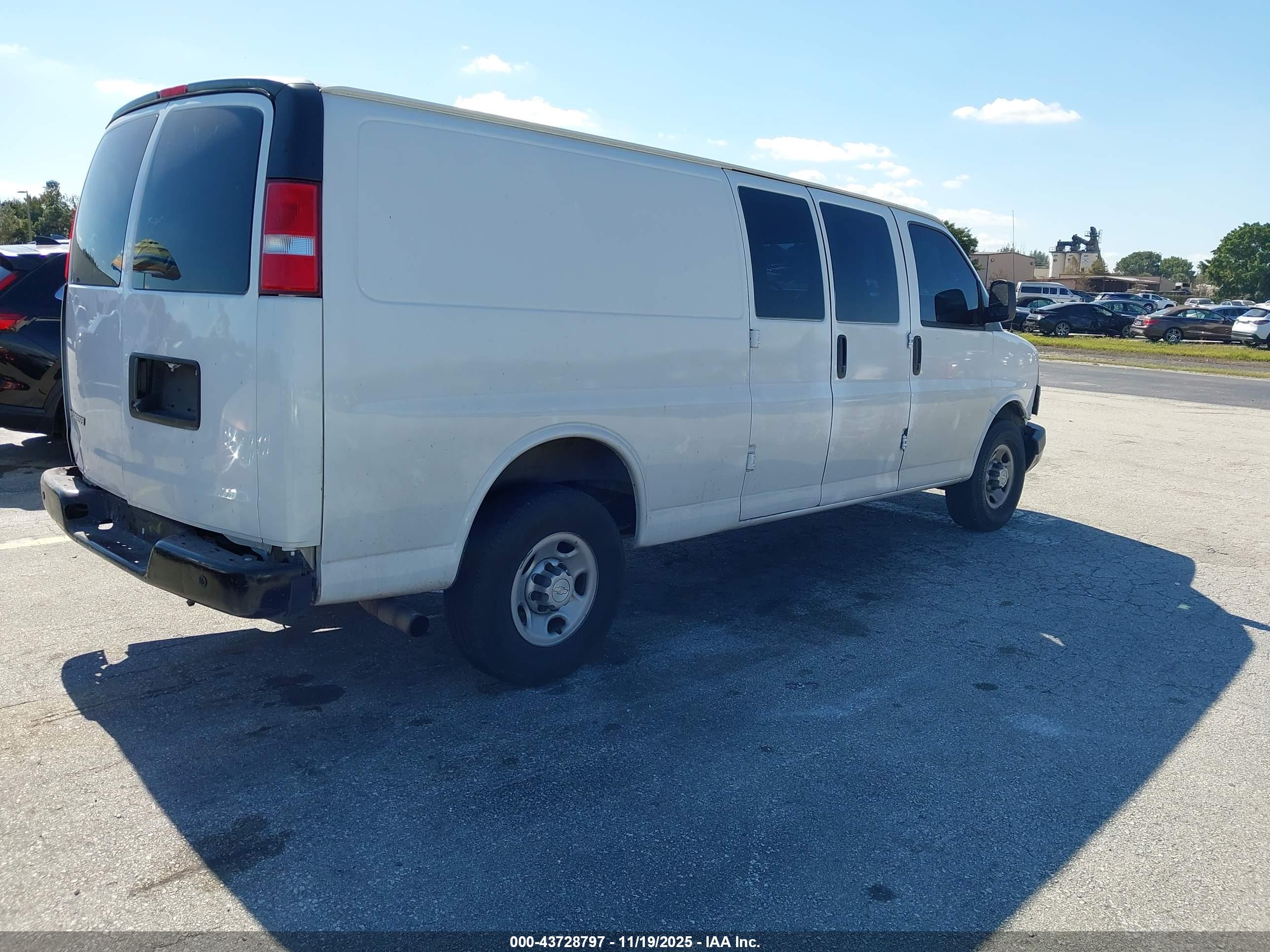 CHEVROLET EXPRESS image 4