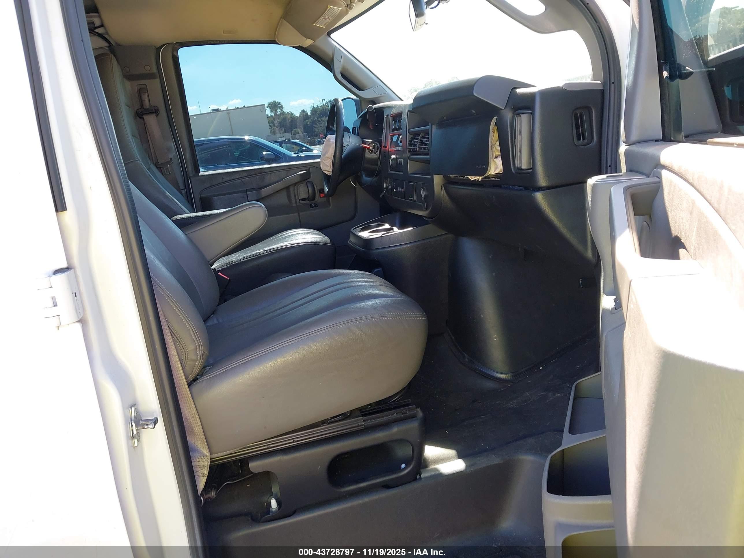 CHEVROLET EXPRESS image 5