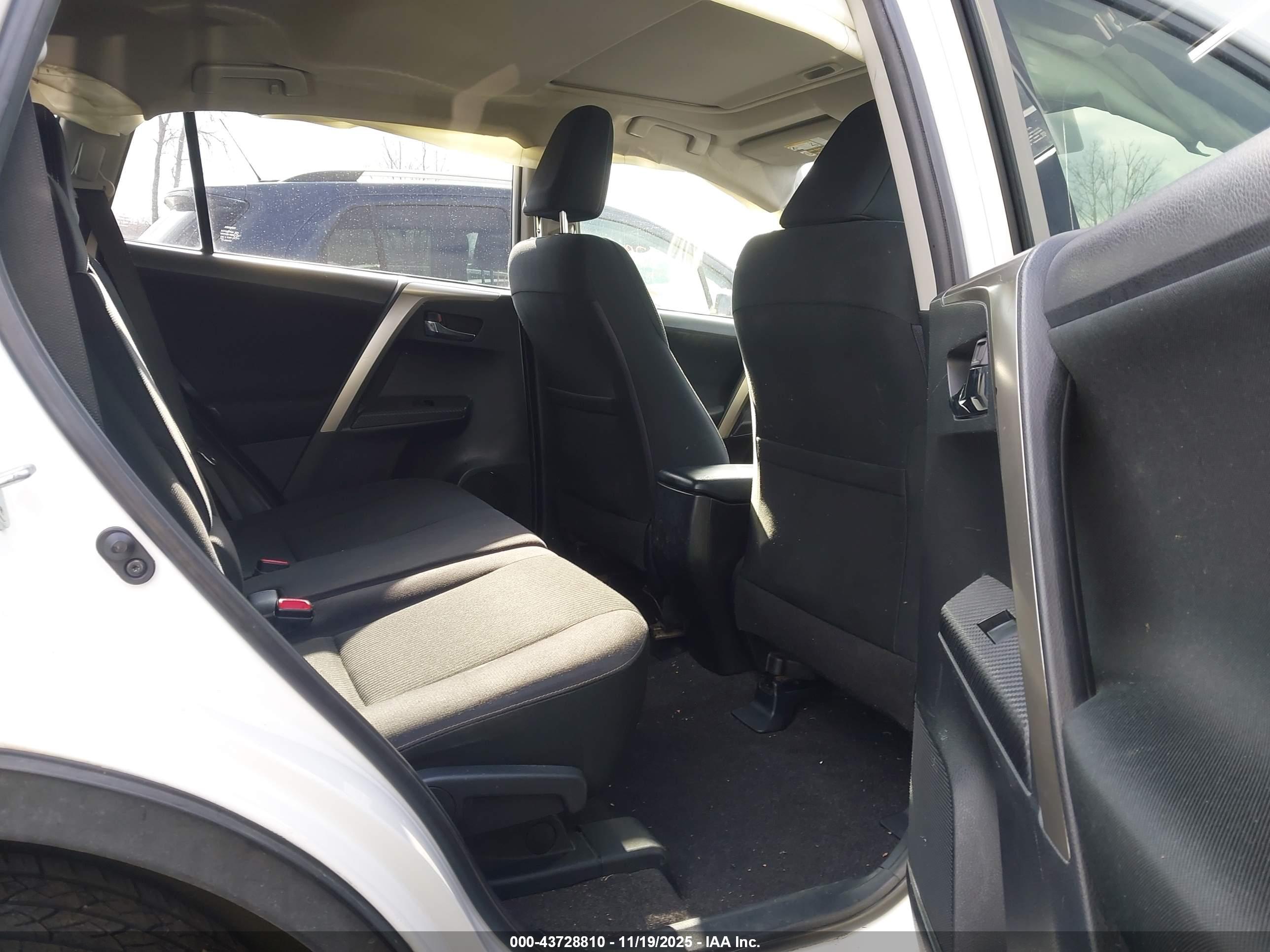 TOYOTA RAV4 image 8