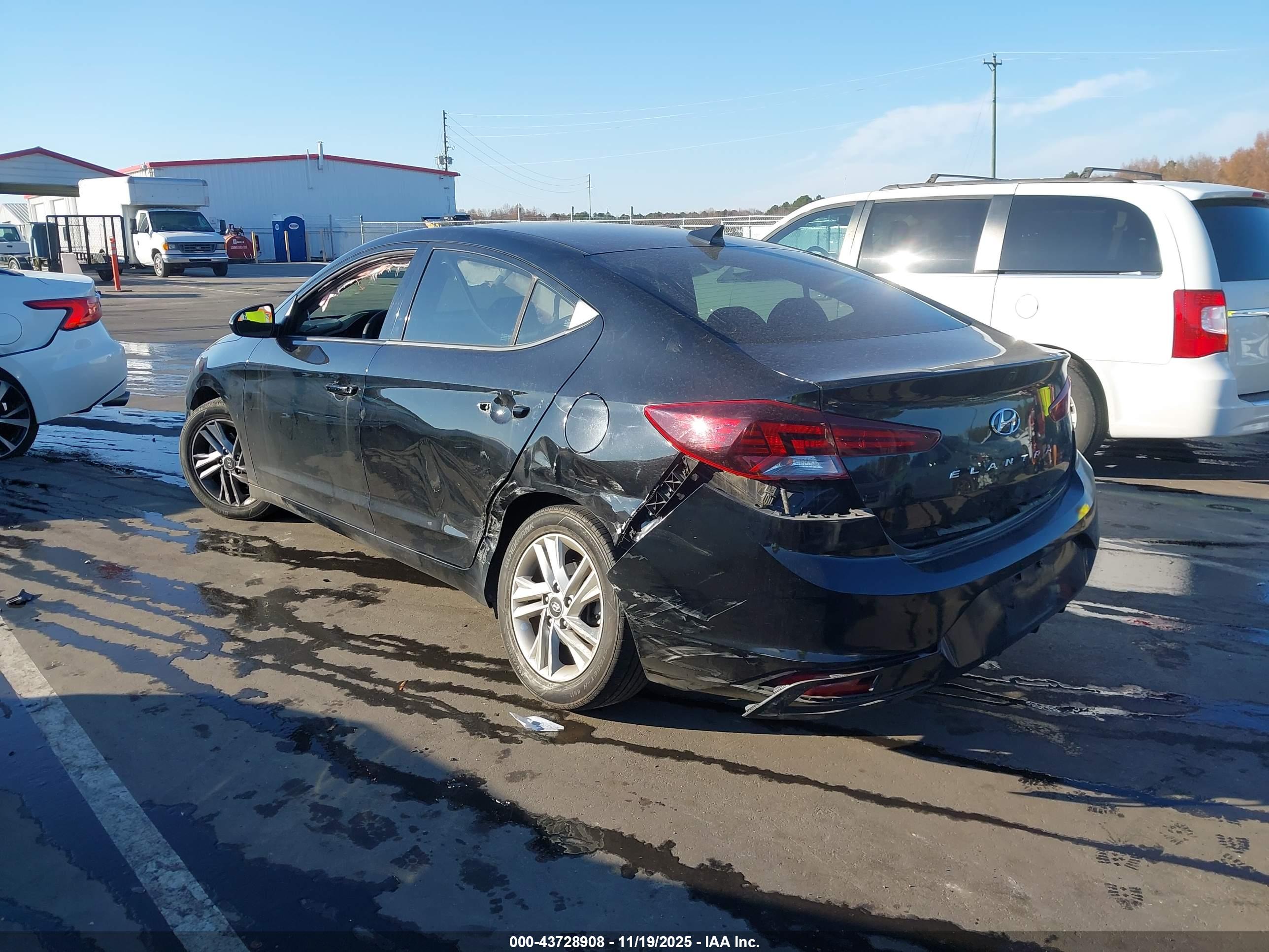 HYUNDAI ELANTRA image 3