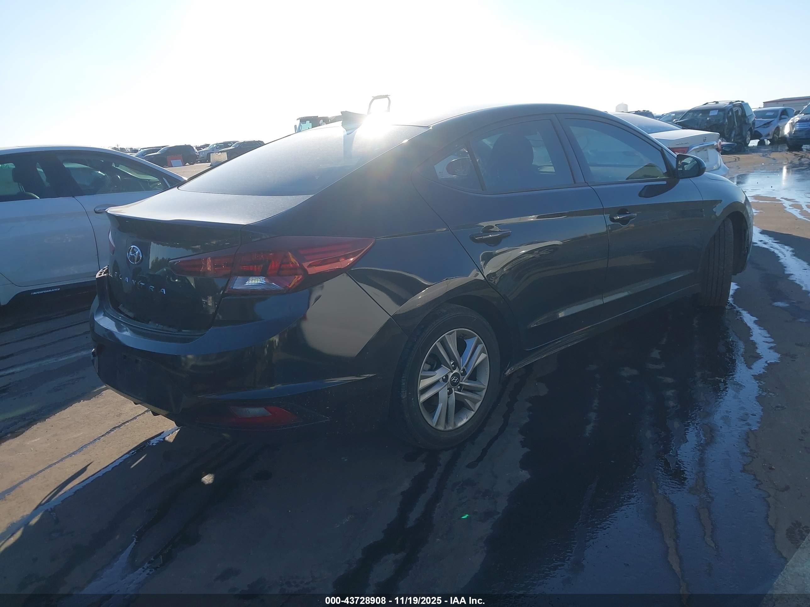 HYUNDAI ELANTRA image 4