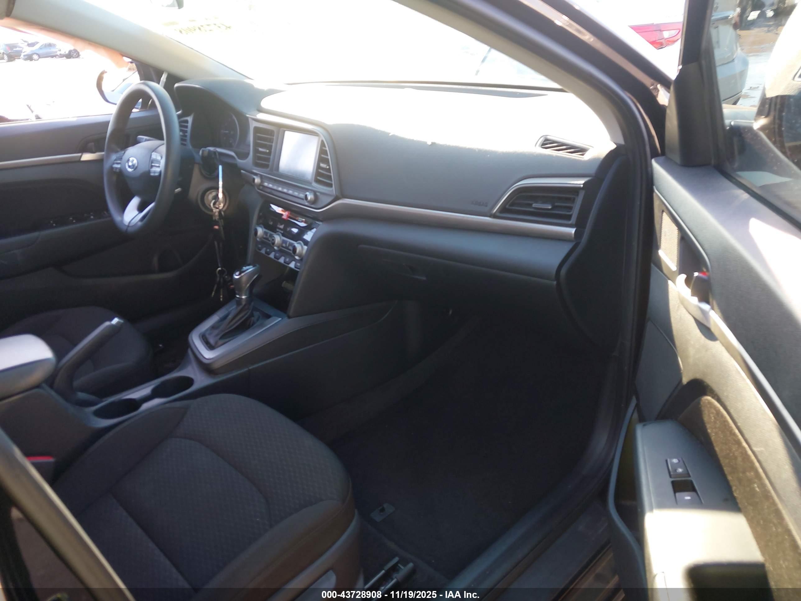 HYUNDAI ELANTRA image 5