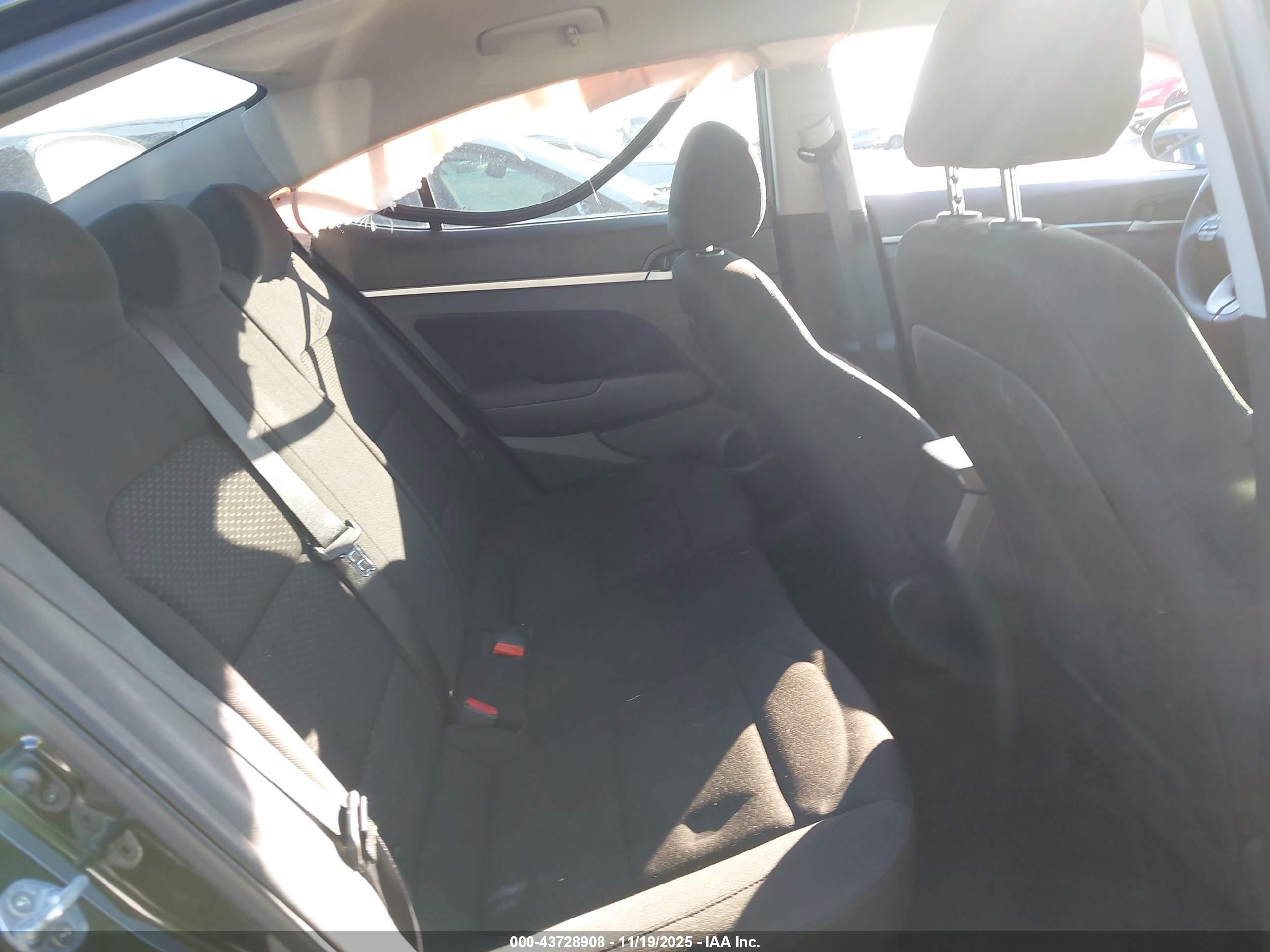 HYUNDAI ELANTRA image 8
