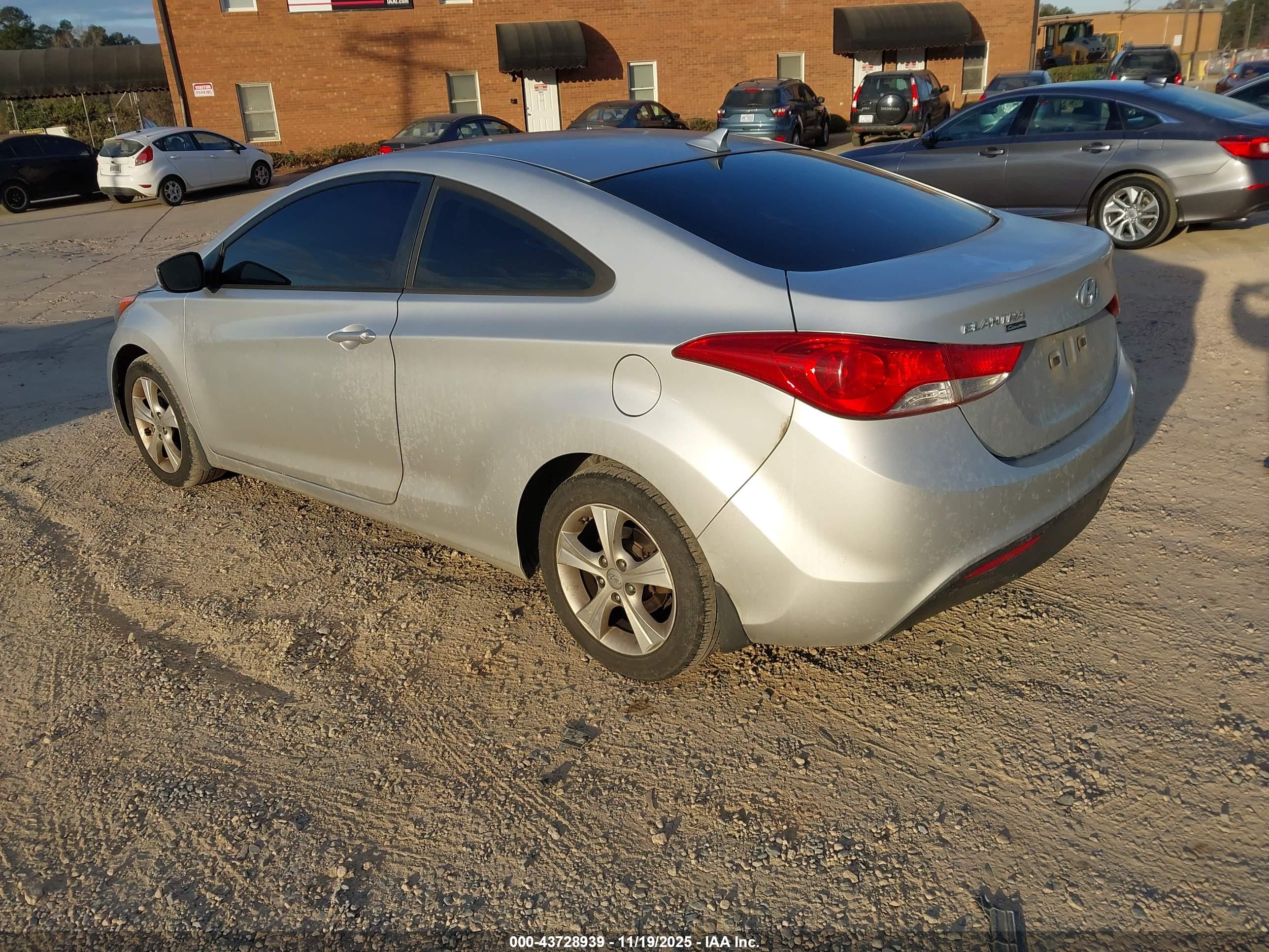 HYUNDAI ELANTRA image 3