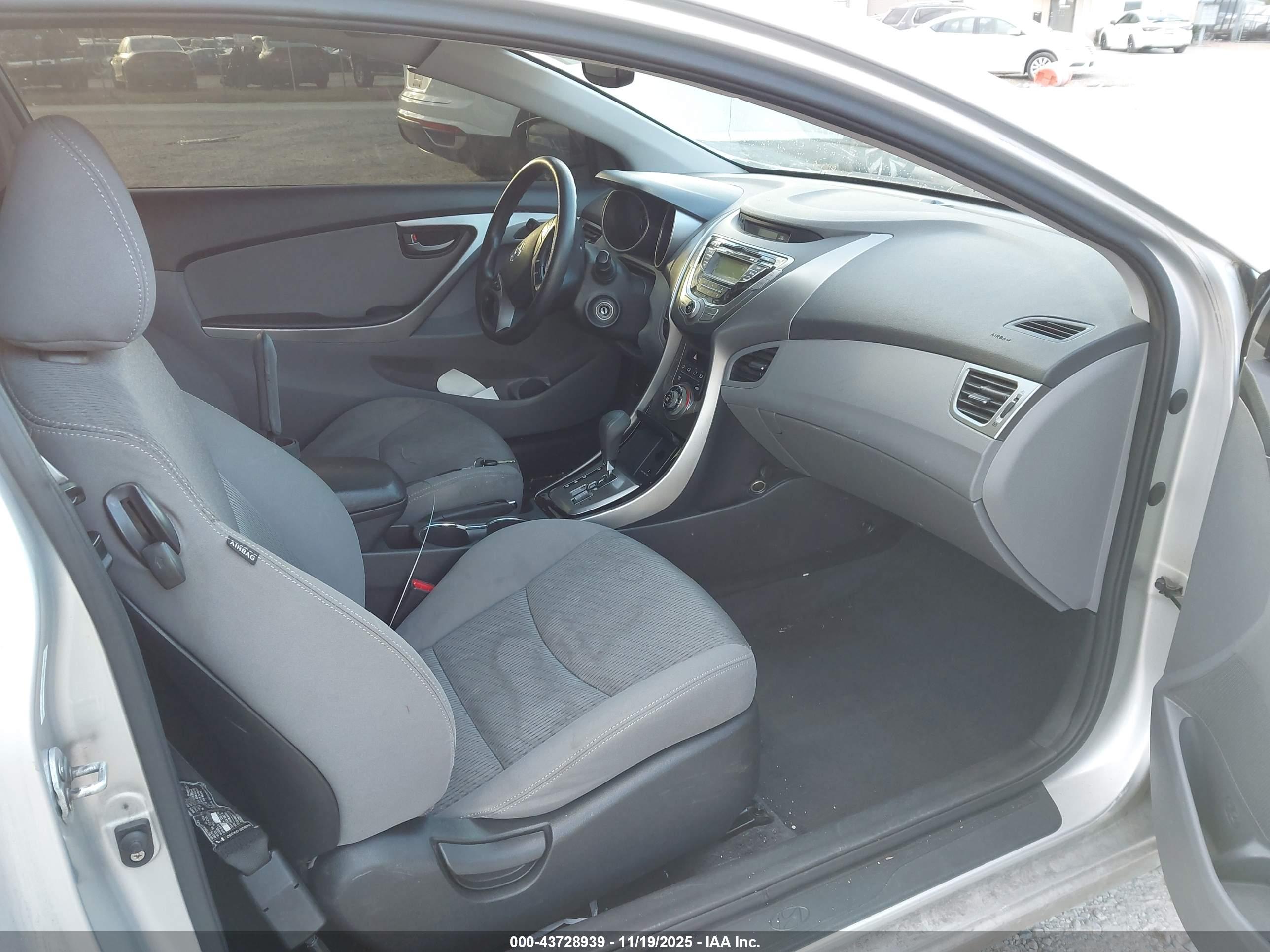 HYUNDAI ELANTRA image 5