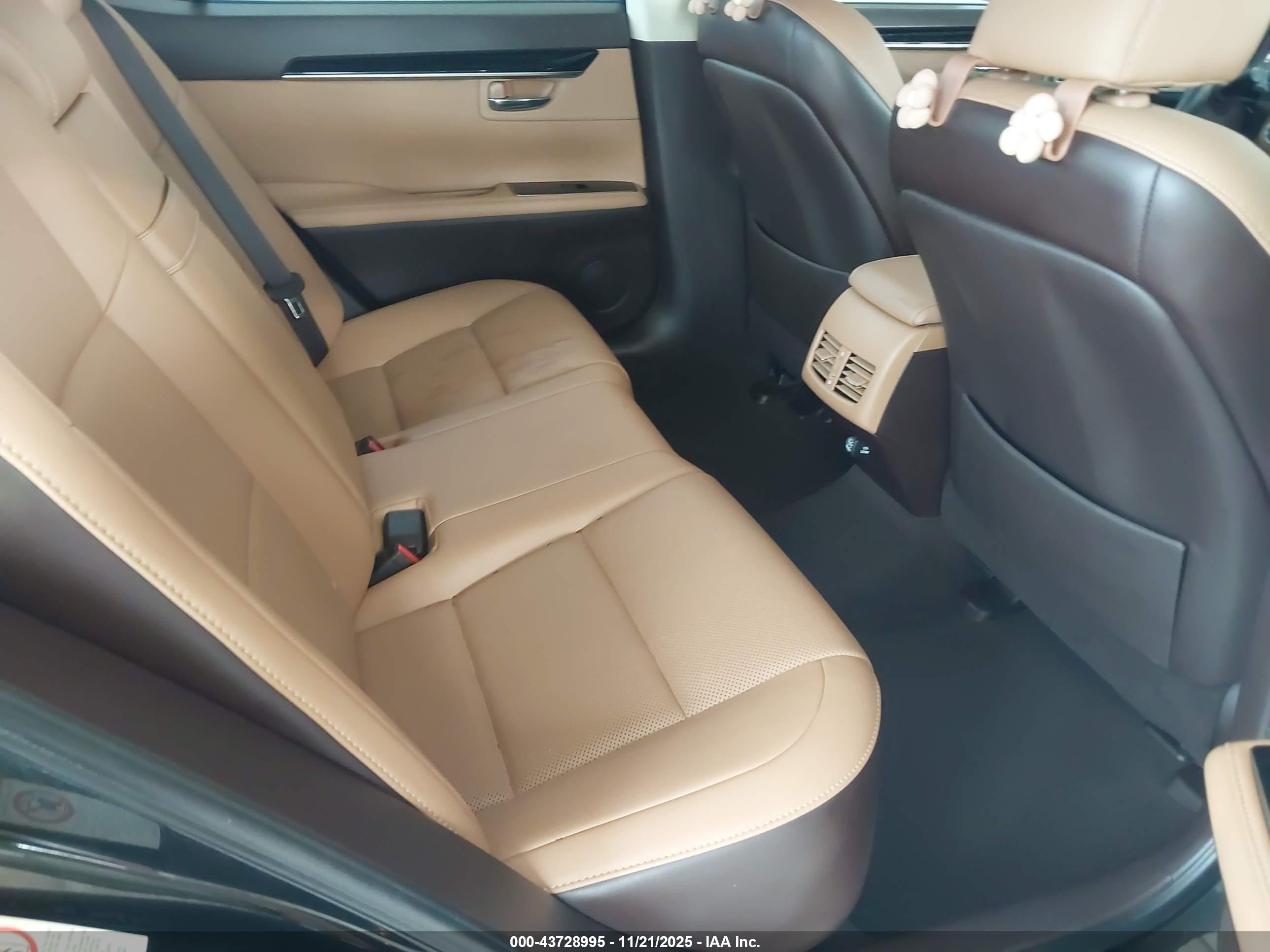 LEXUS ES image 8