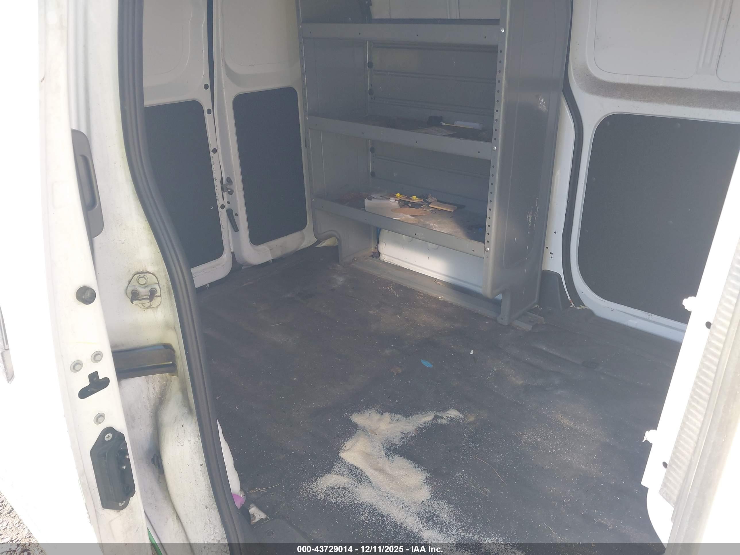 NISSAN NV200 image 8