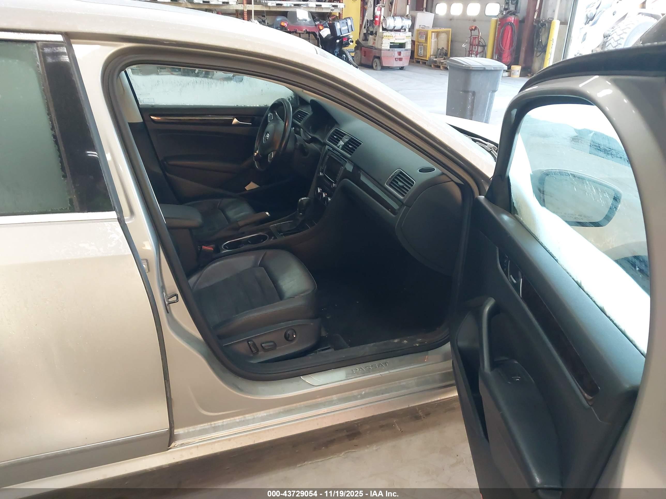 VOLKSWAGEN PASSAT image 5