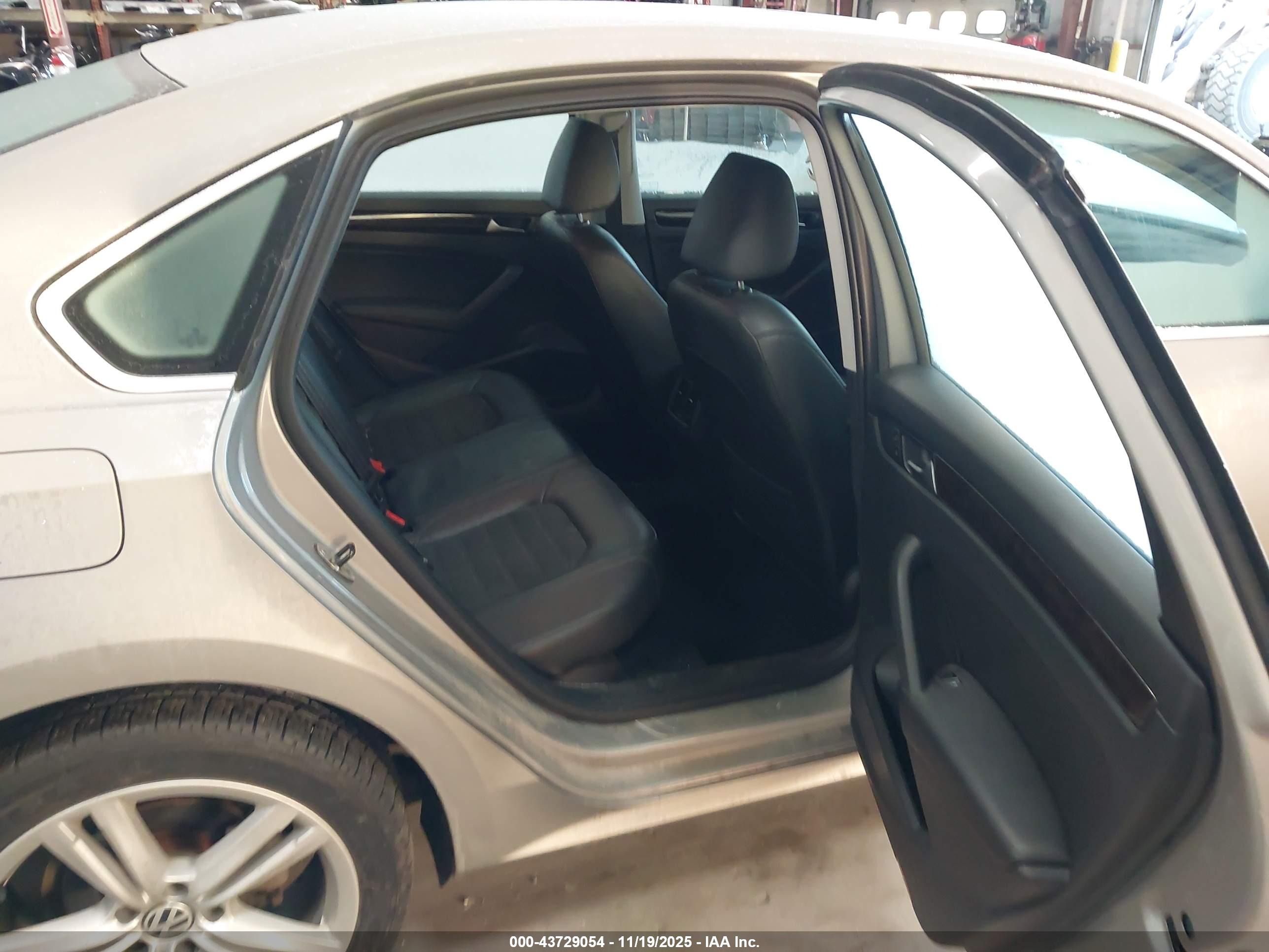 VOLKSWAGEN PASSAT image 8