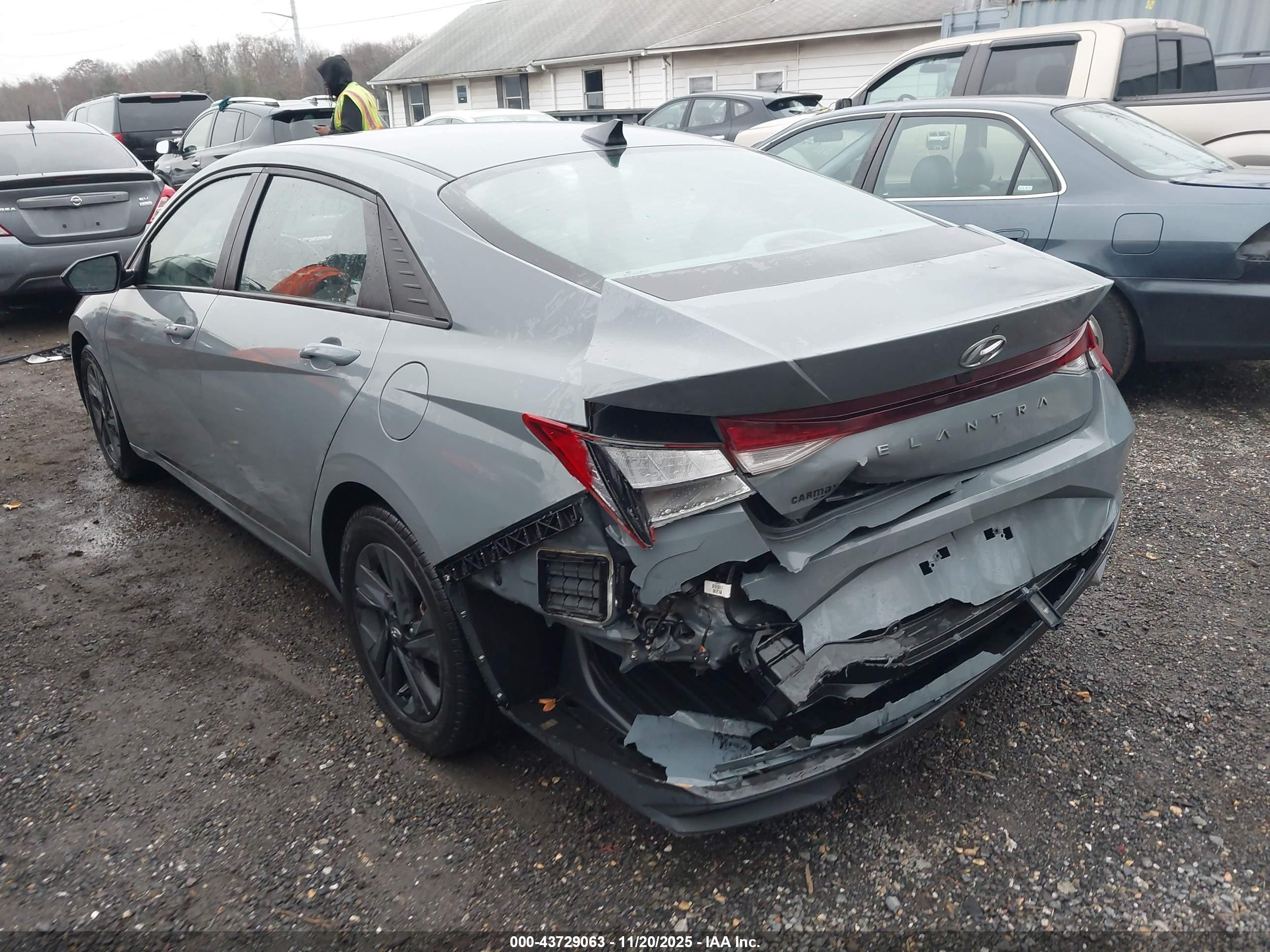 HYUNDAI ELANTRA image 3