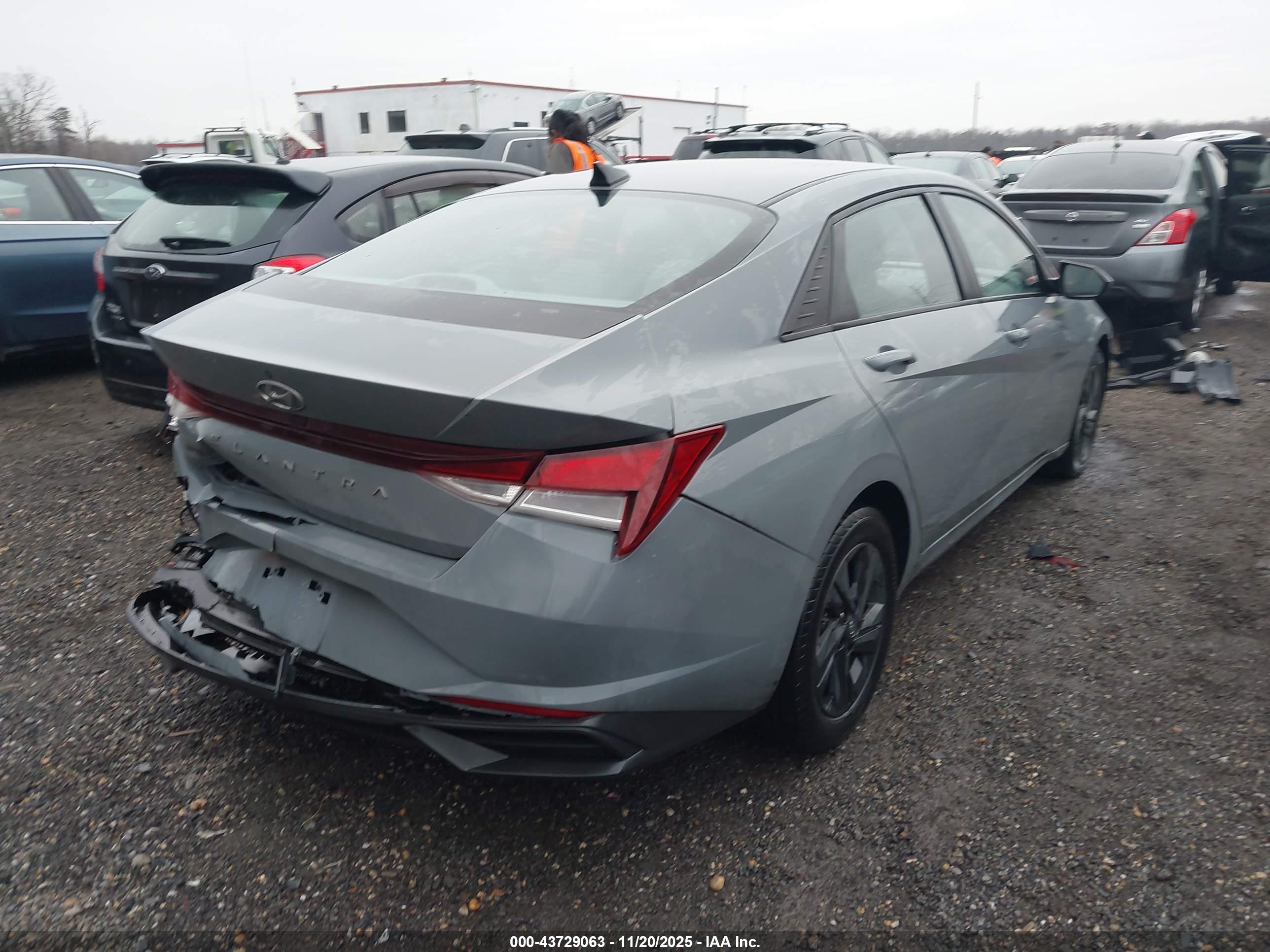HYUNDAI ELANTRA image 4