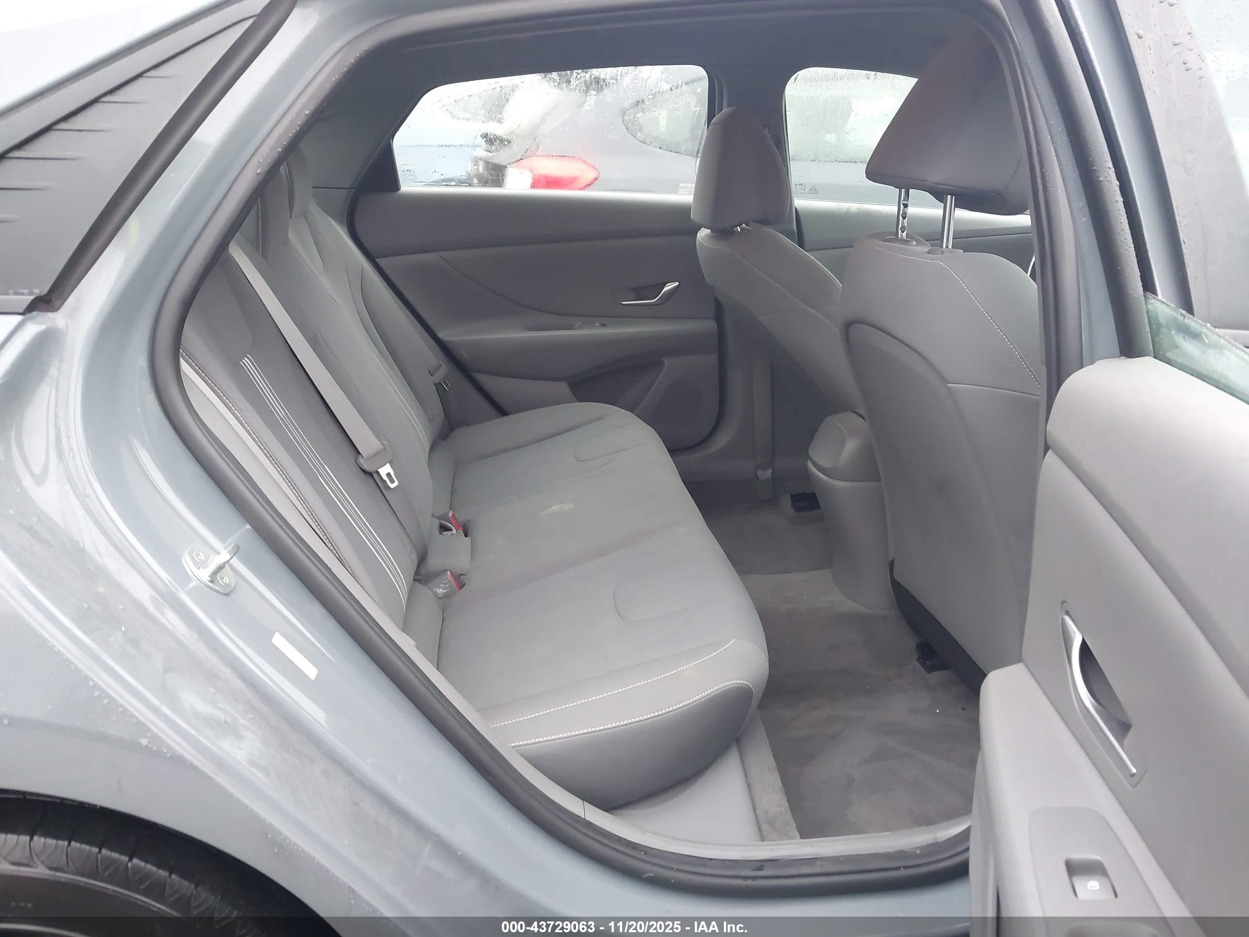 HYUNDAI ELANTRA image 8