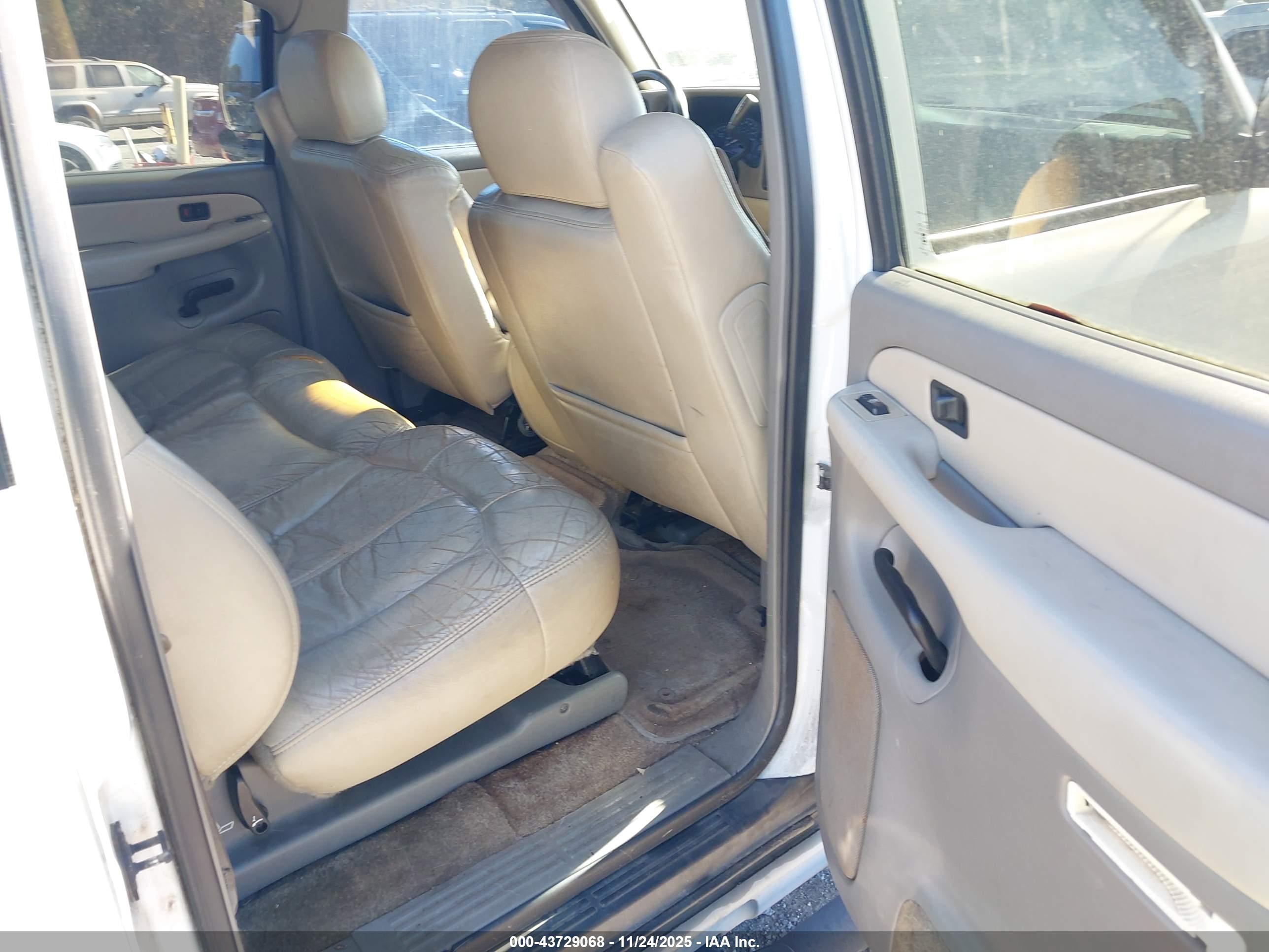 CHEVROLET SUBURBAN image 8