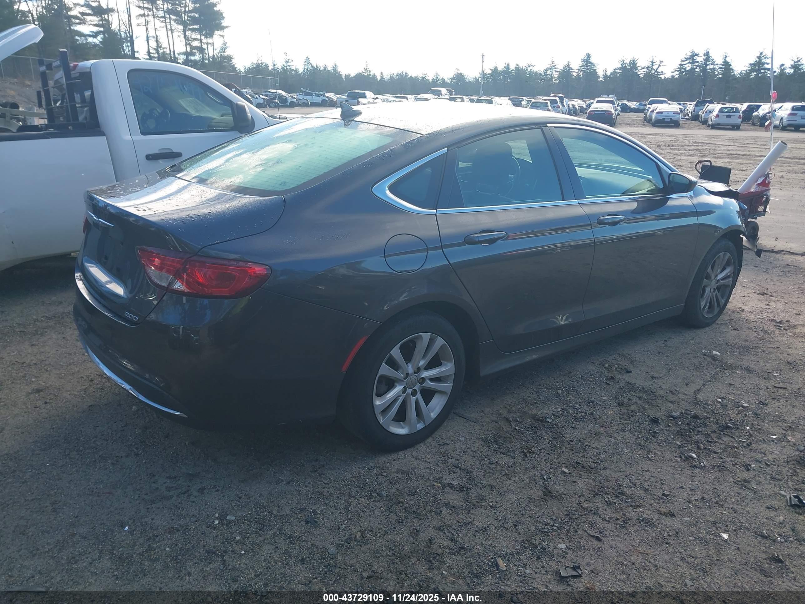 CHRYSLER 200 image 4