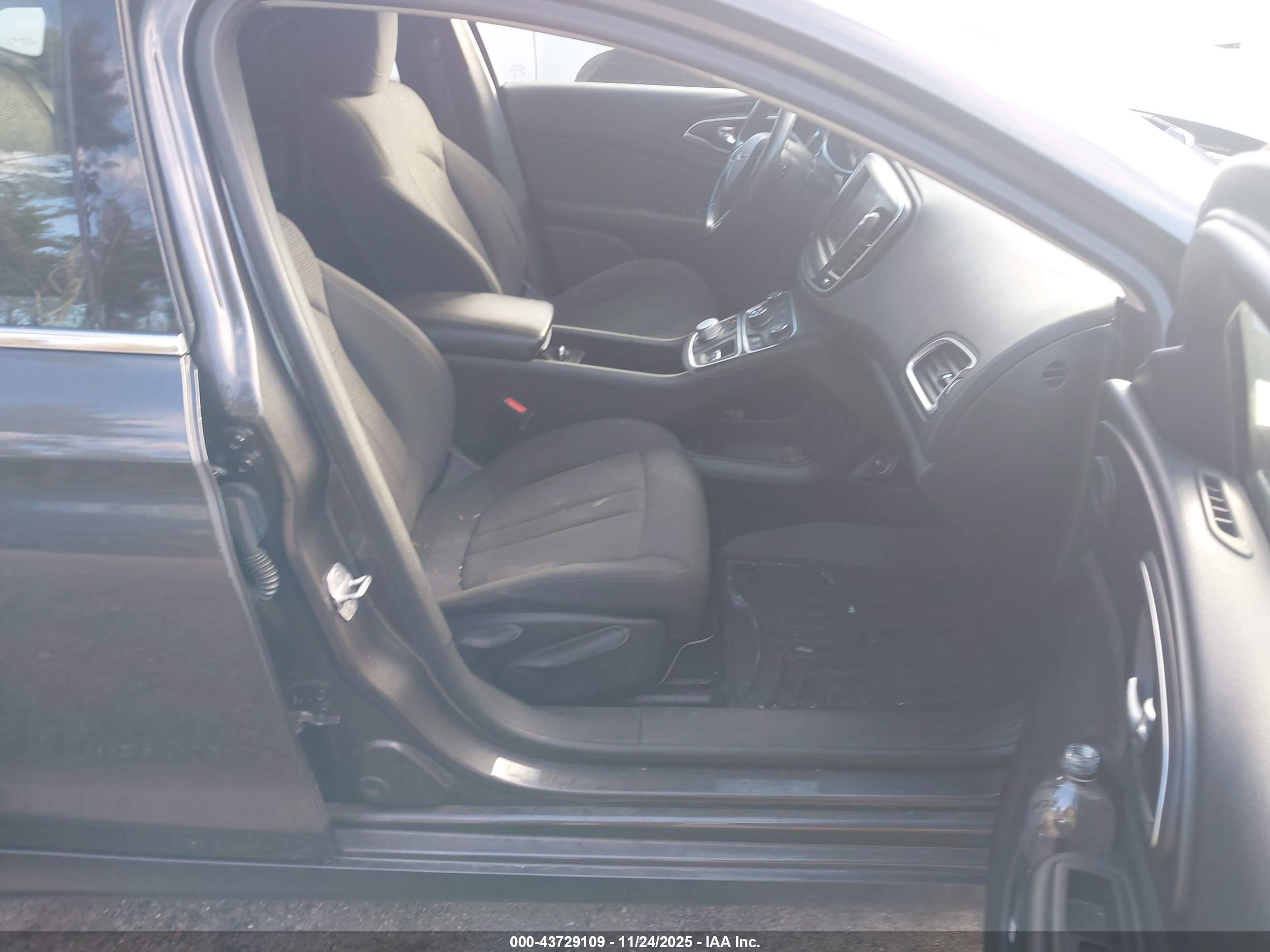 CHRYSLER 200 image 5