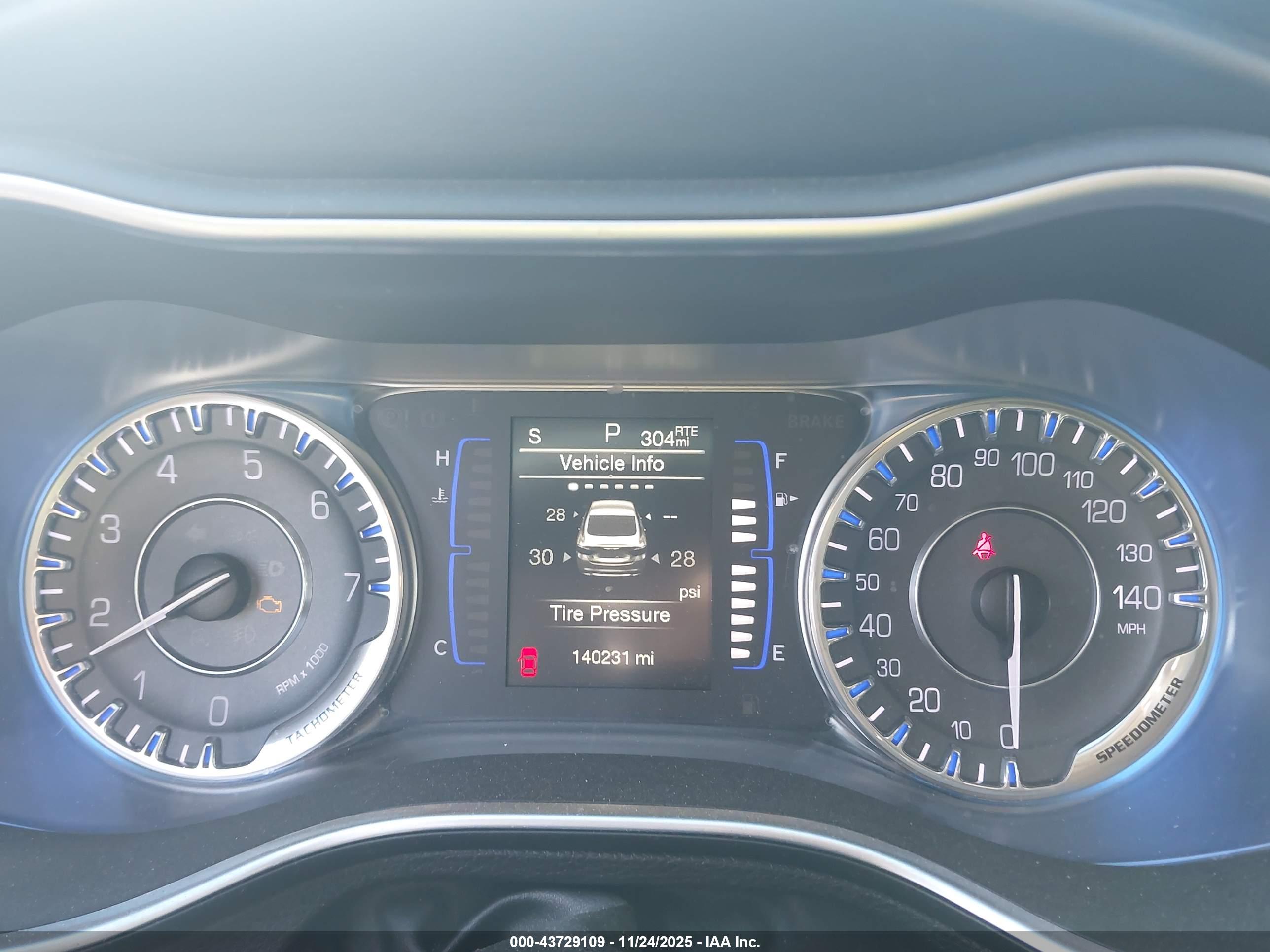 CHRYSLER 200 image 7