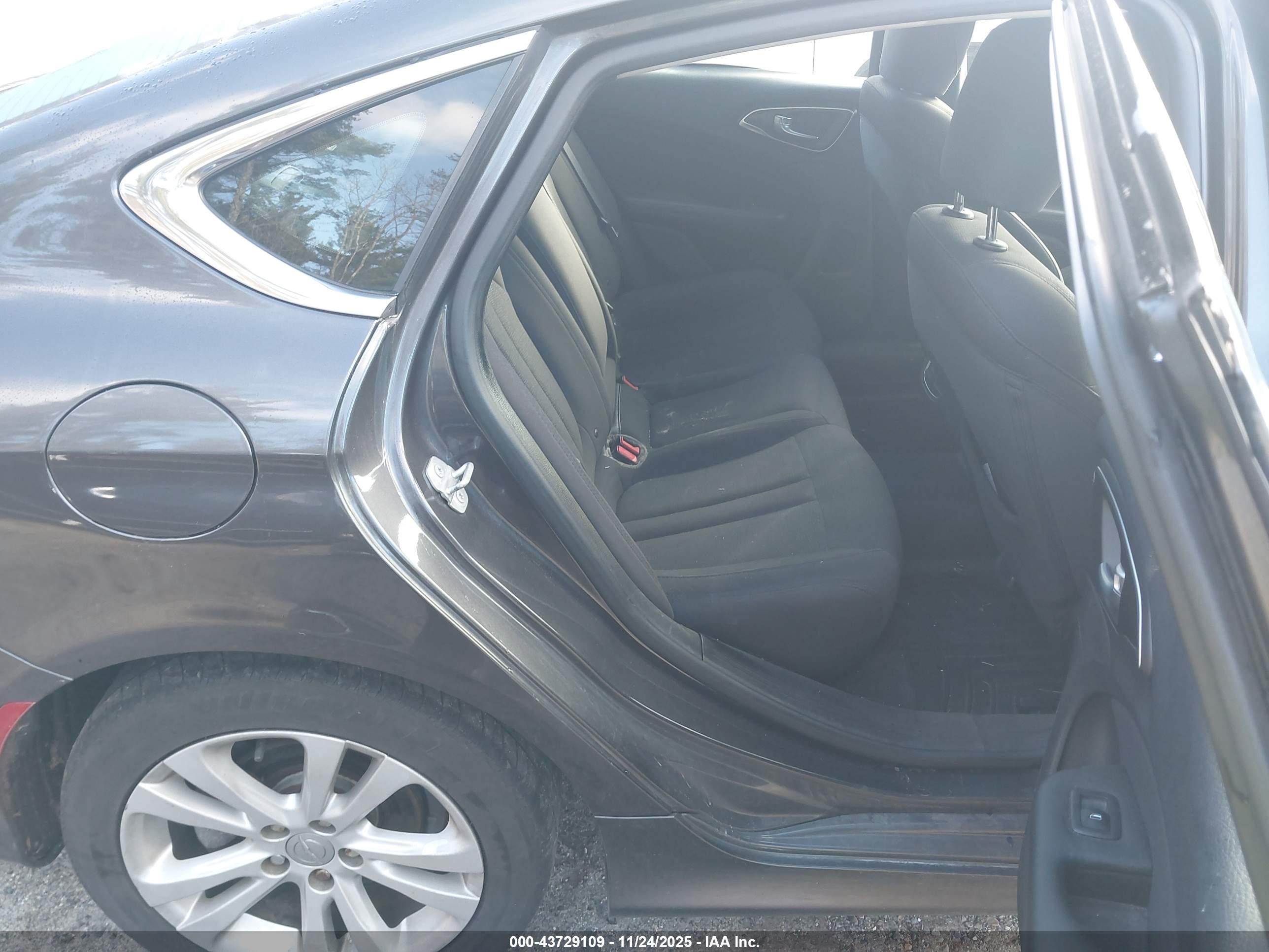 CHRYSLER 200 image 8
