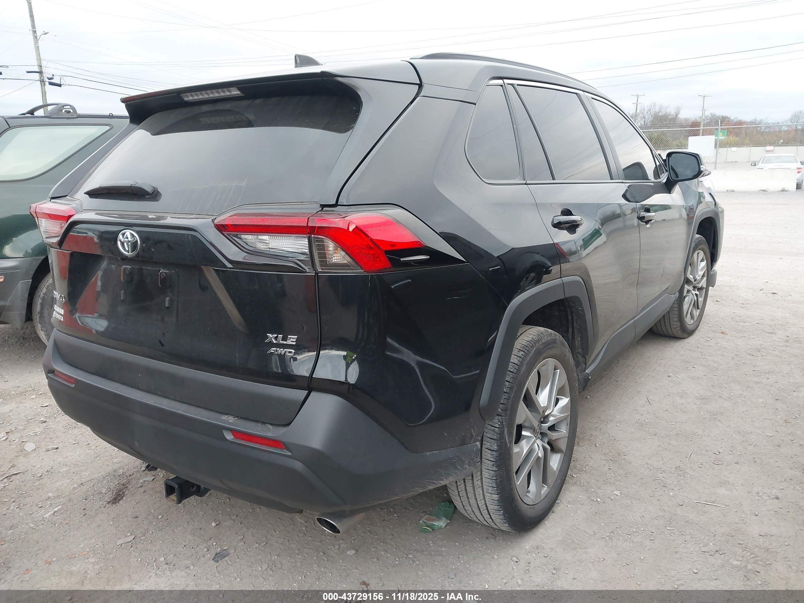 TOYOTA RAV4 image 4