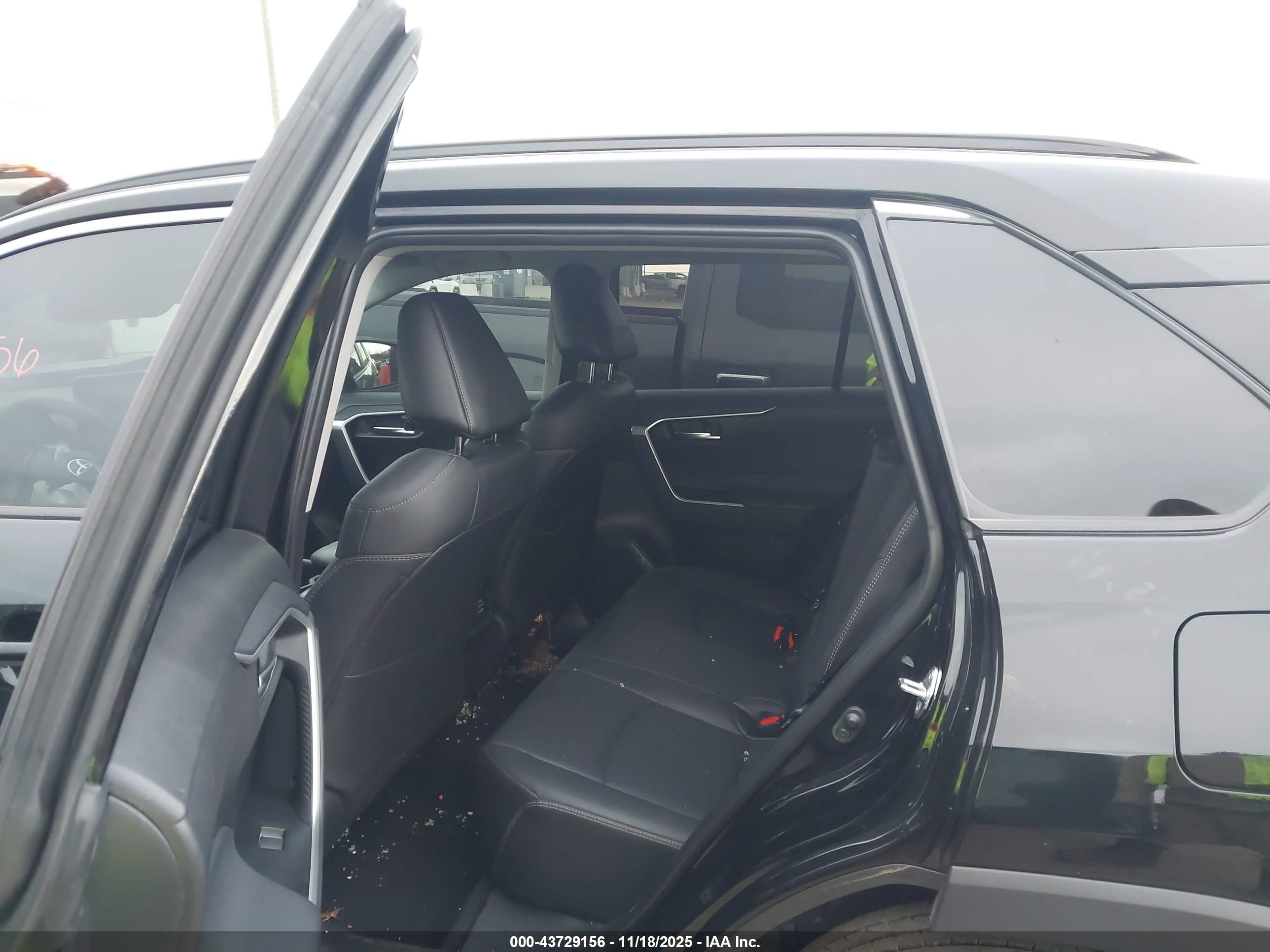 TOYOTA RAV4 image 8