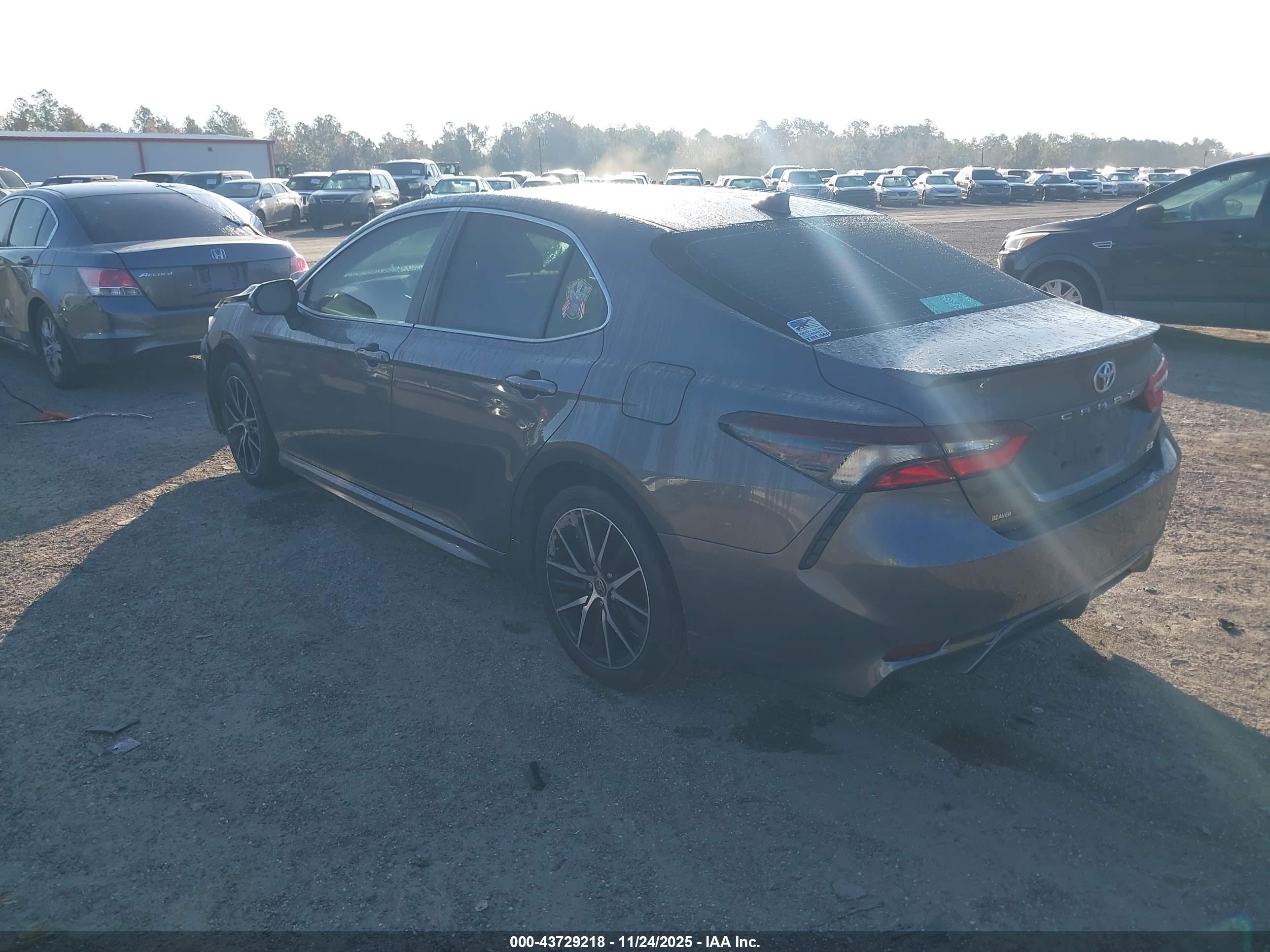 TOYOTA CAMRY image 3