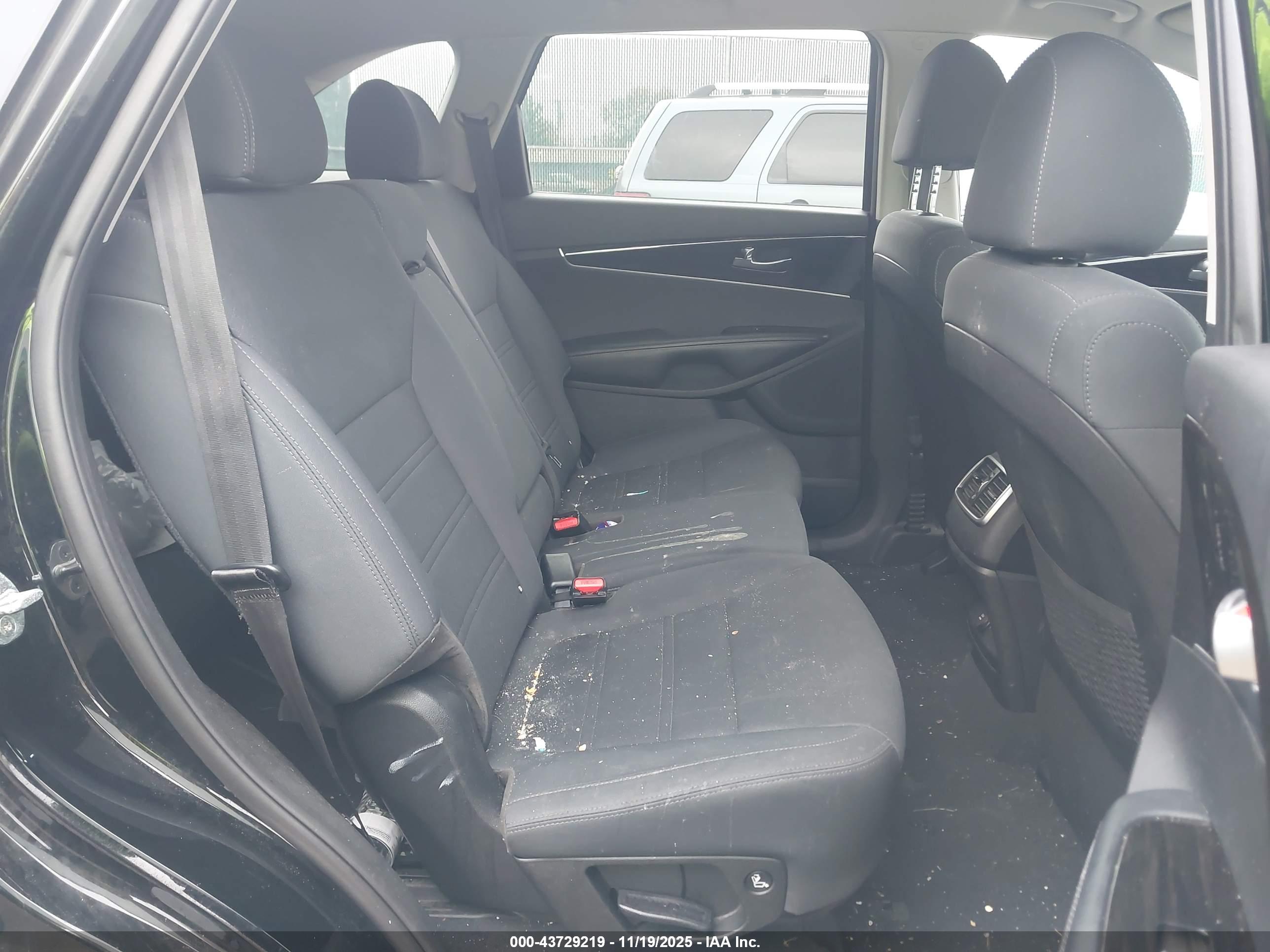 KIA SORENTO image 8