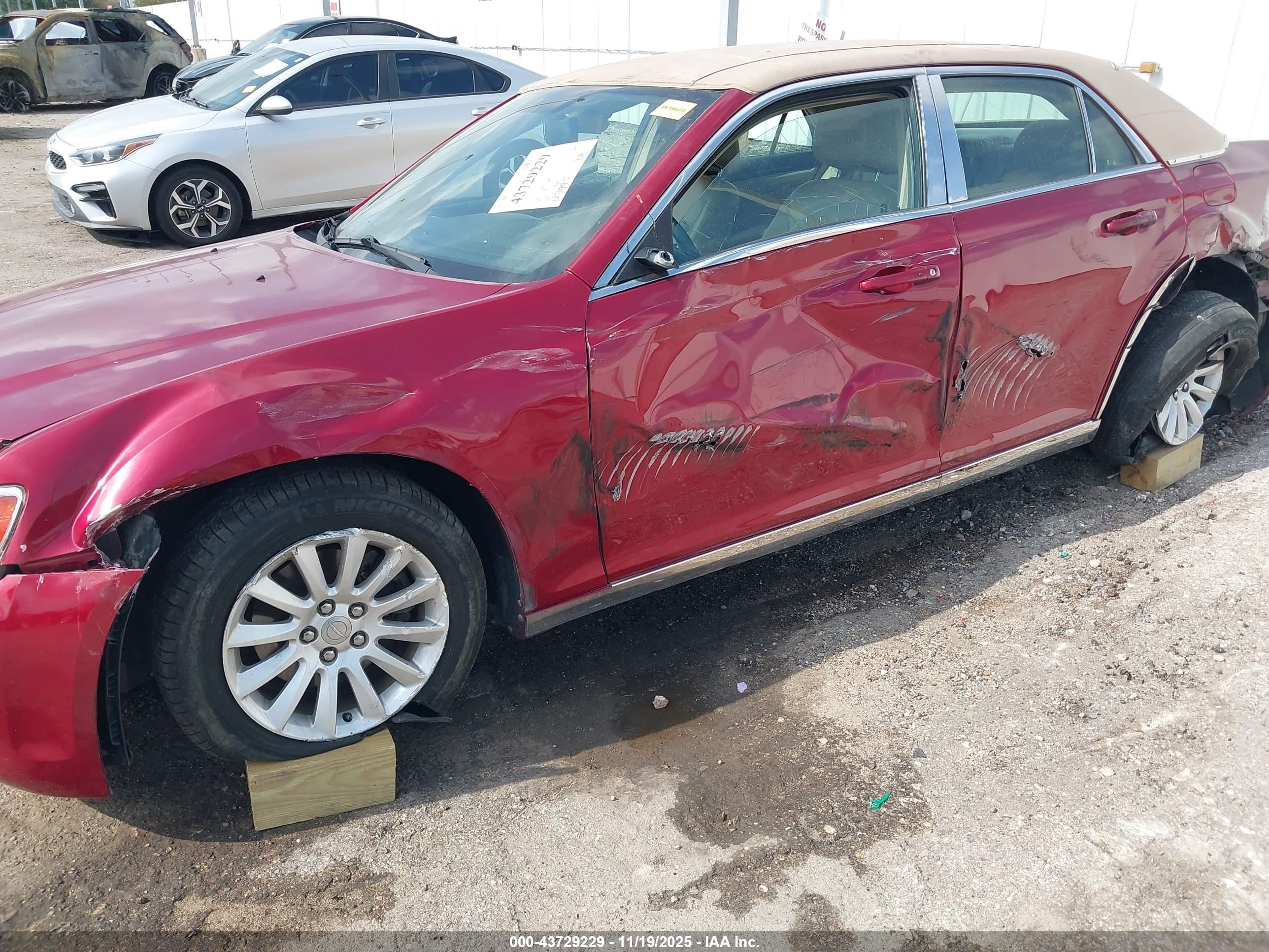 CHRYSLER 300 image 6
