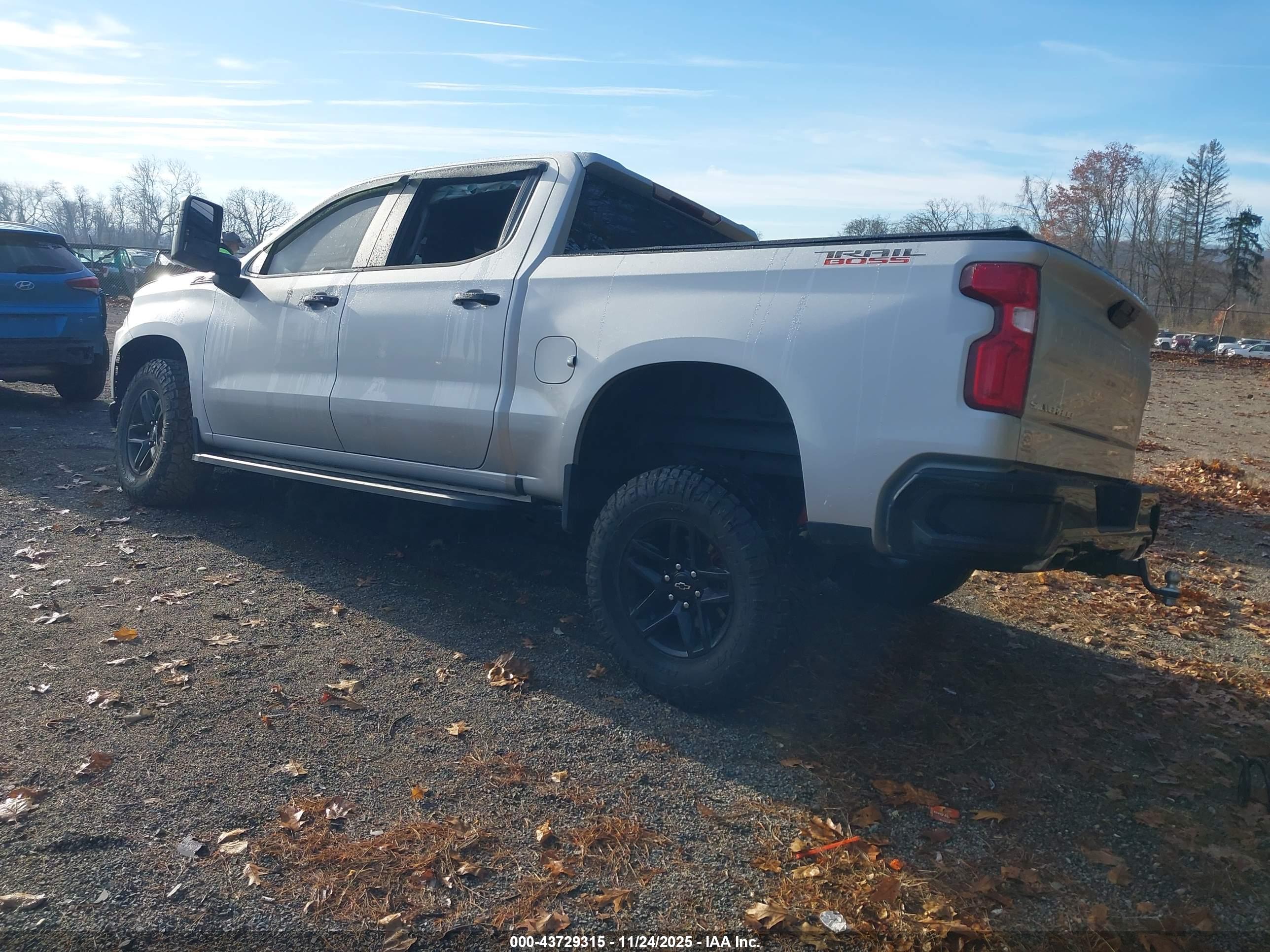 CHEVROLET SILVERADO image 3