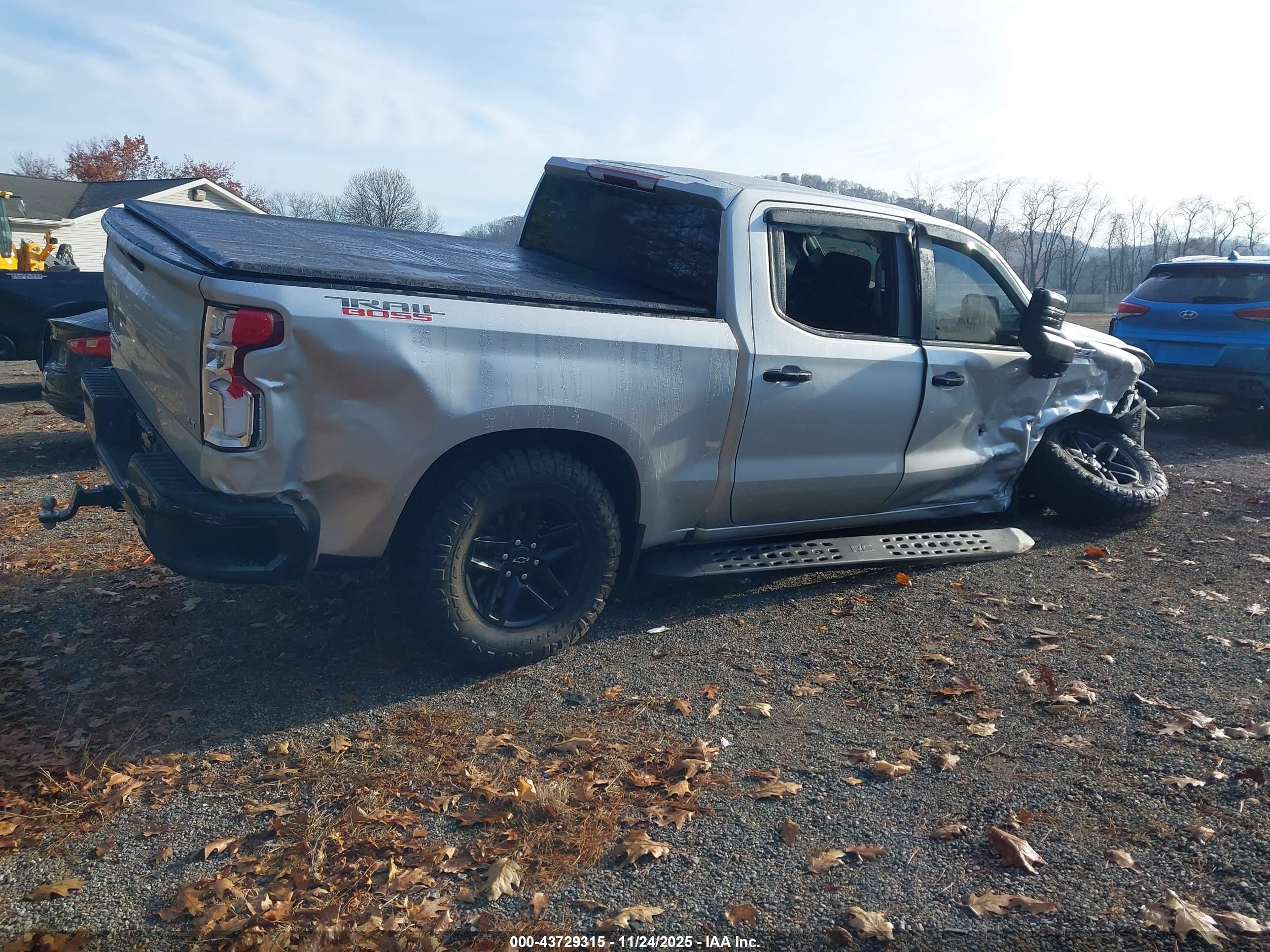 CHEVROLET SILVERADO image 4