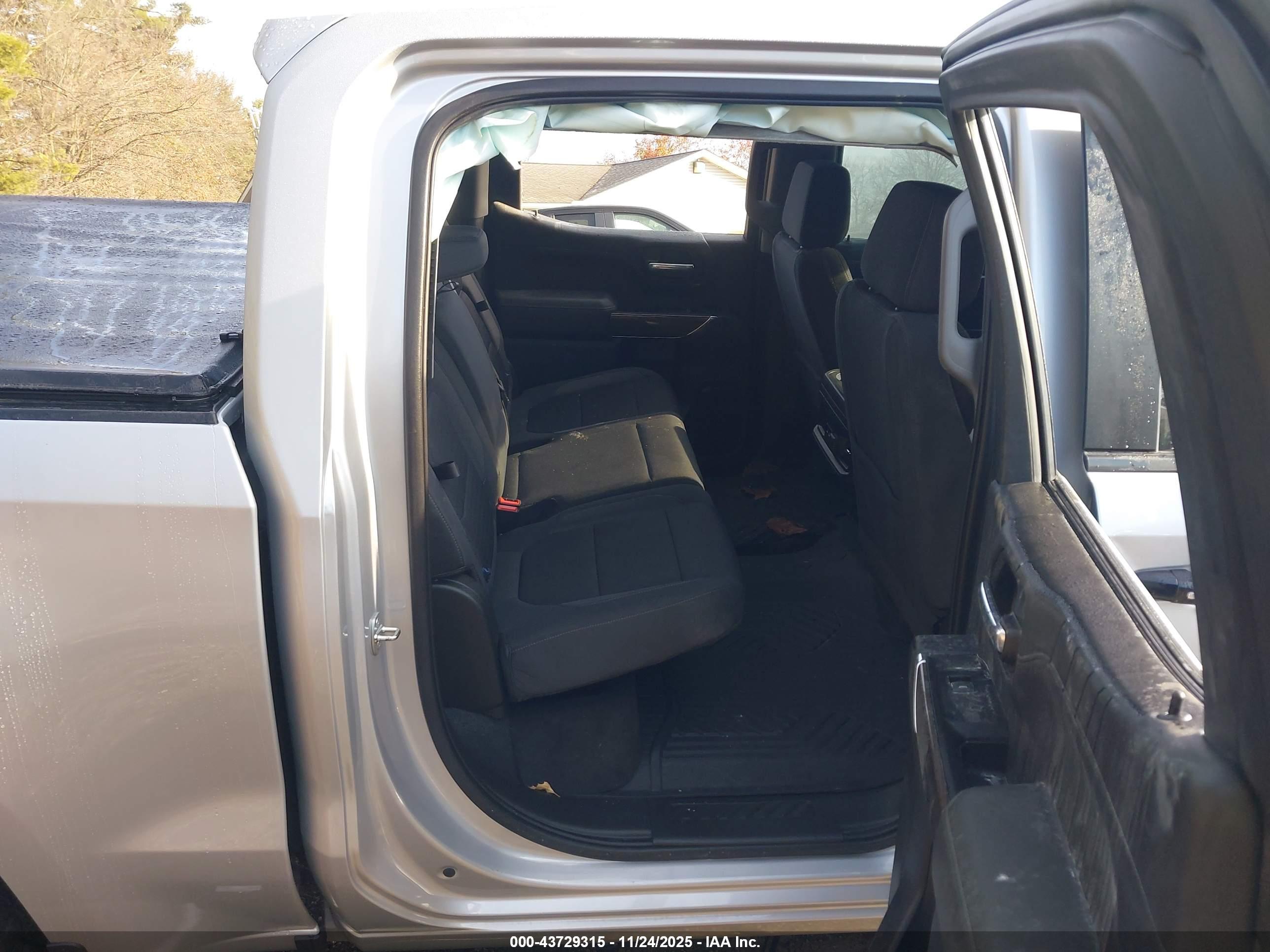 CHEVROLET SILVERADO image 8