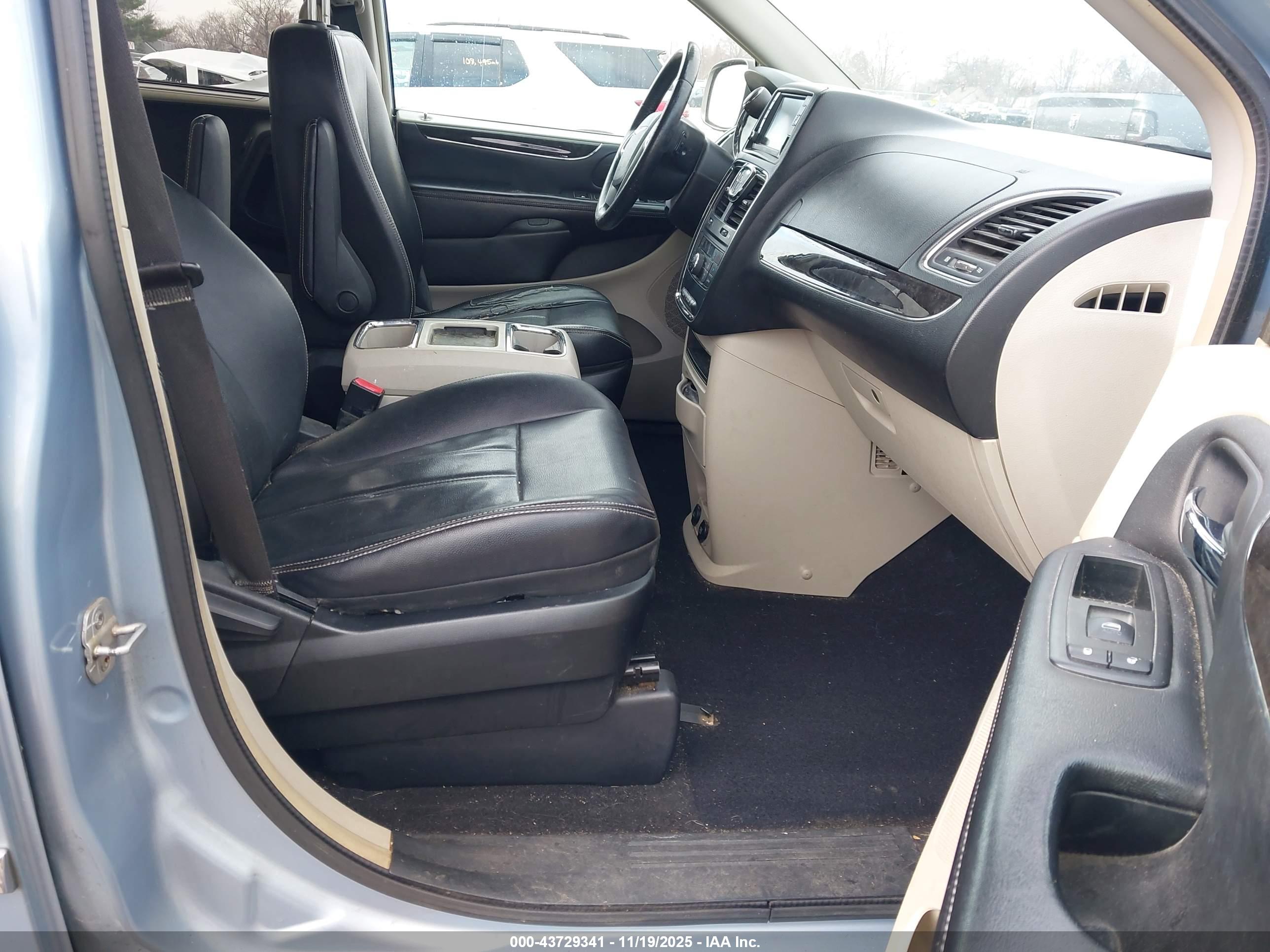 CHRYSLER TOWN image 5