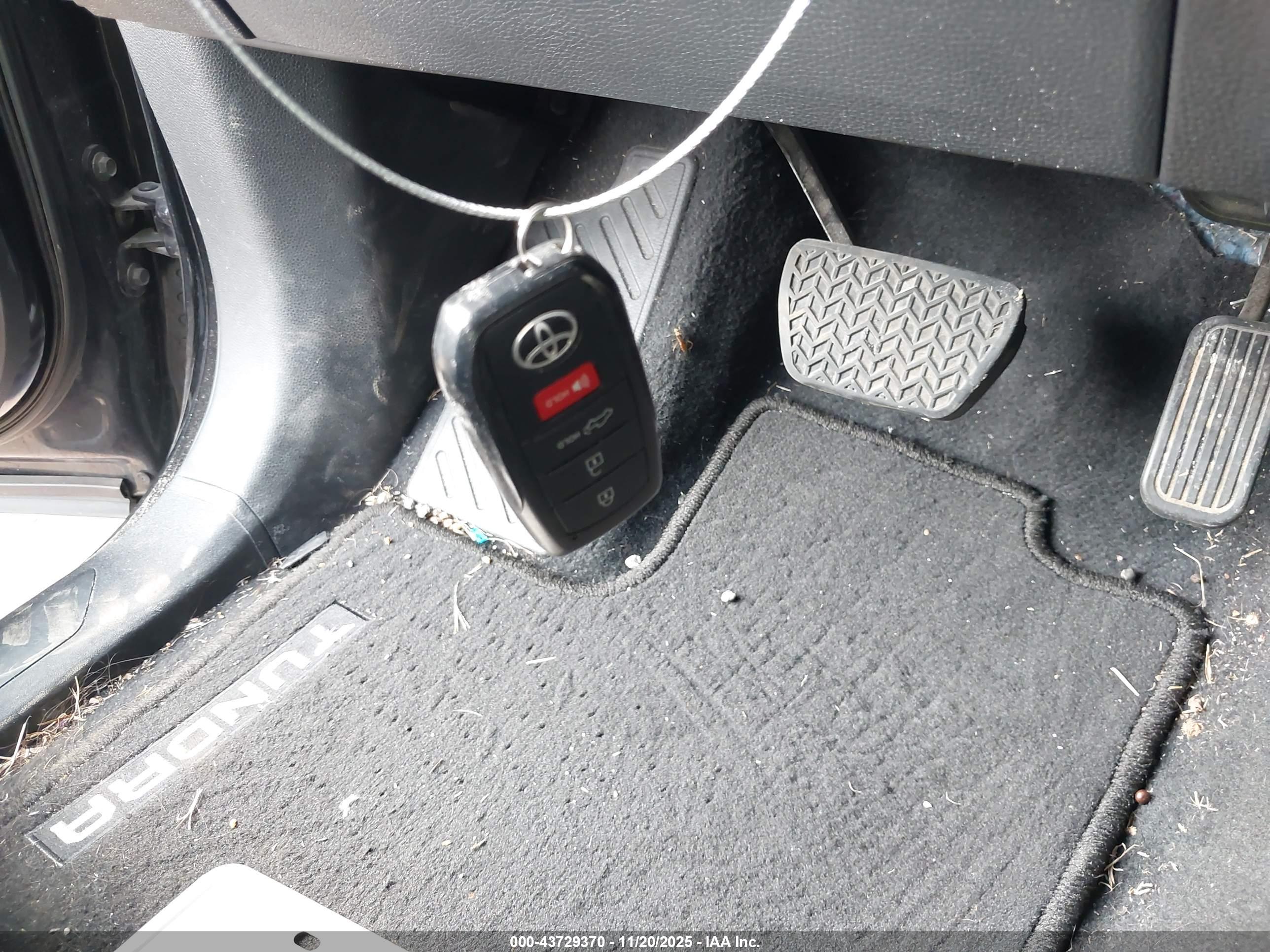 TOYOTA TUNDRA image 11