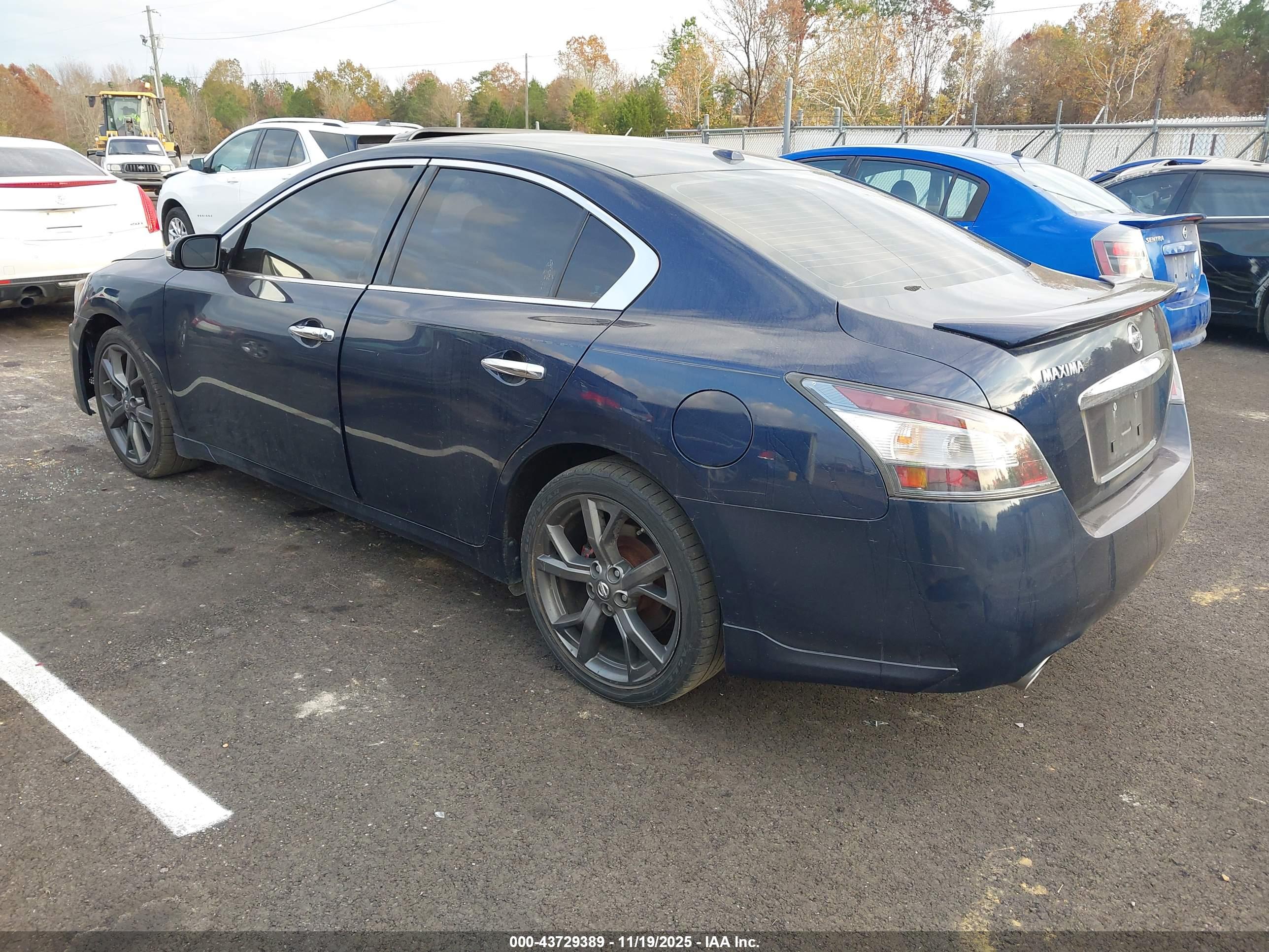 NISSAN MAXIMA image 3