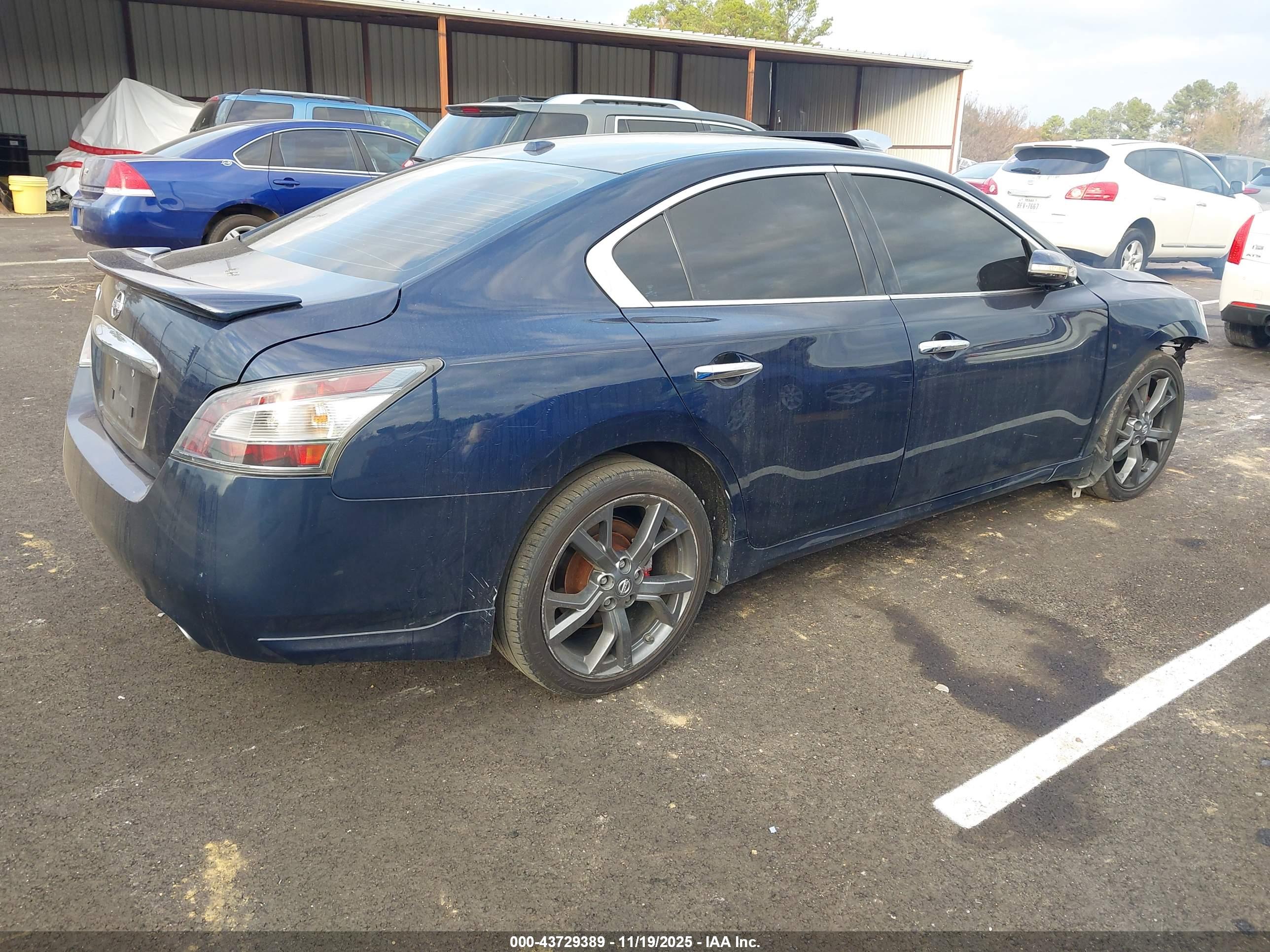 NISSAN MAXIMA image 4