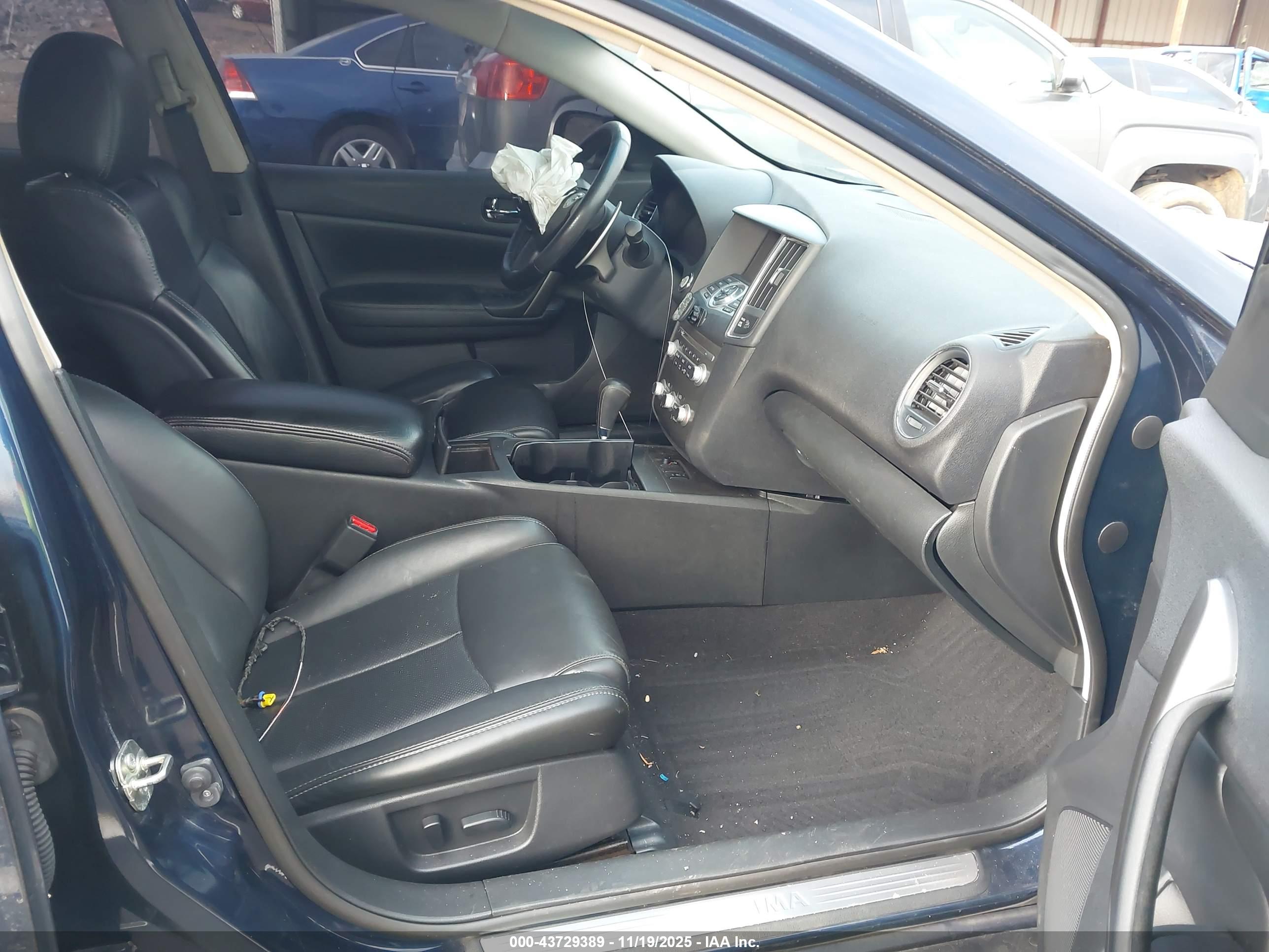 NISSAN MAXIMA image 5