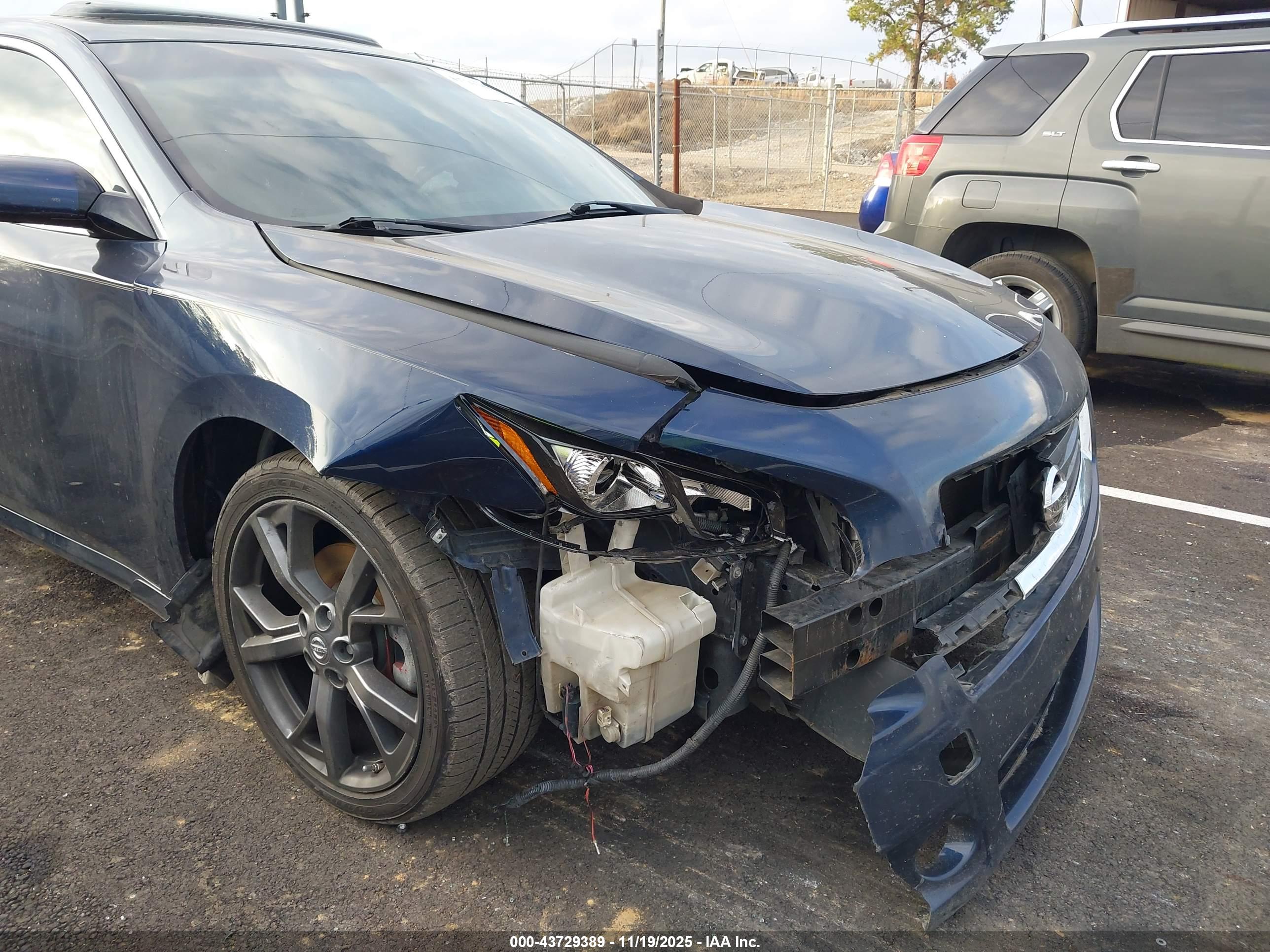 NISSAN MAXIMA image 6
