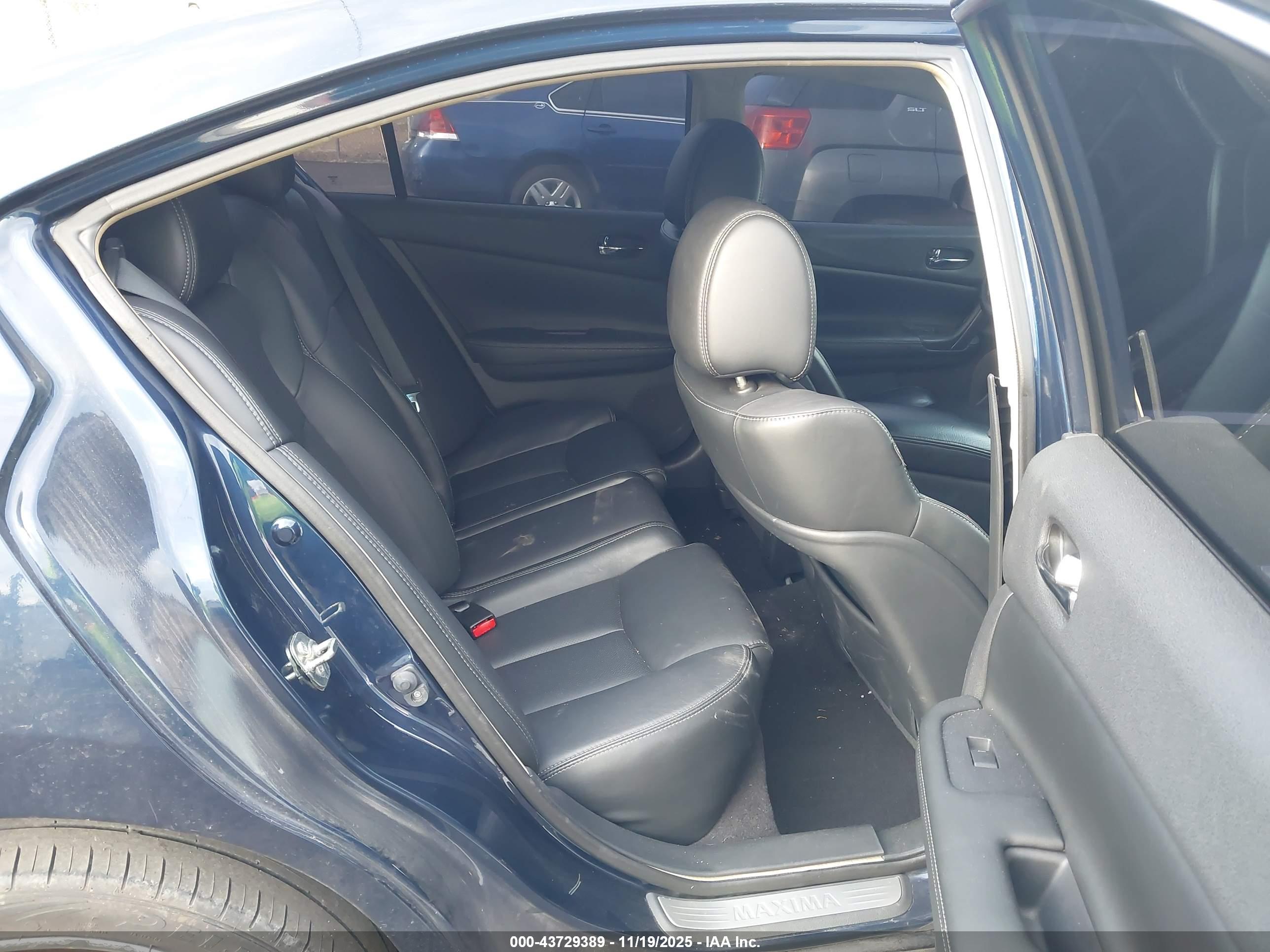 NISSAN MAXIMA image 8