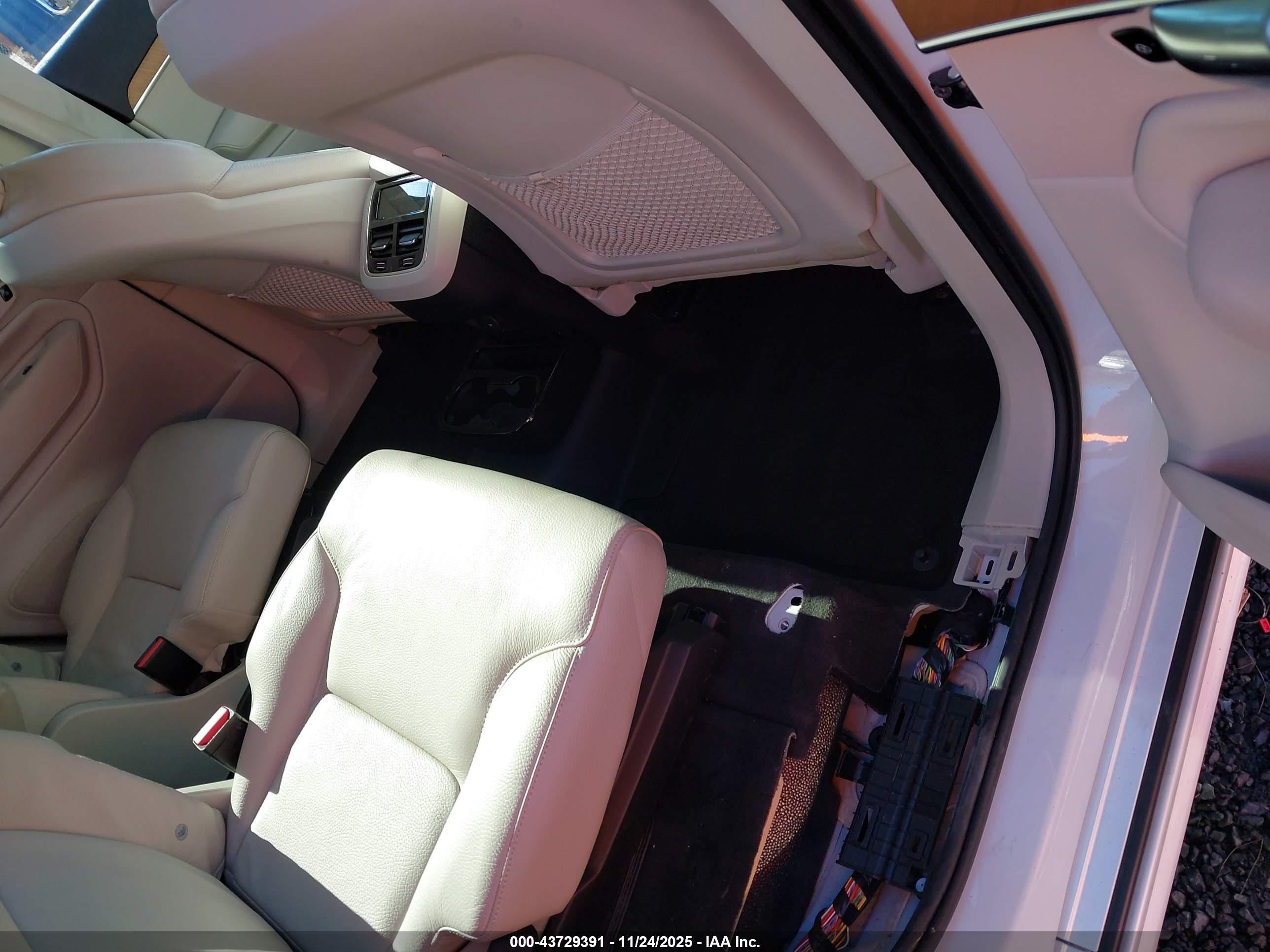 VOLVO XC90 image 8
