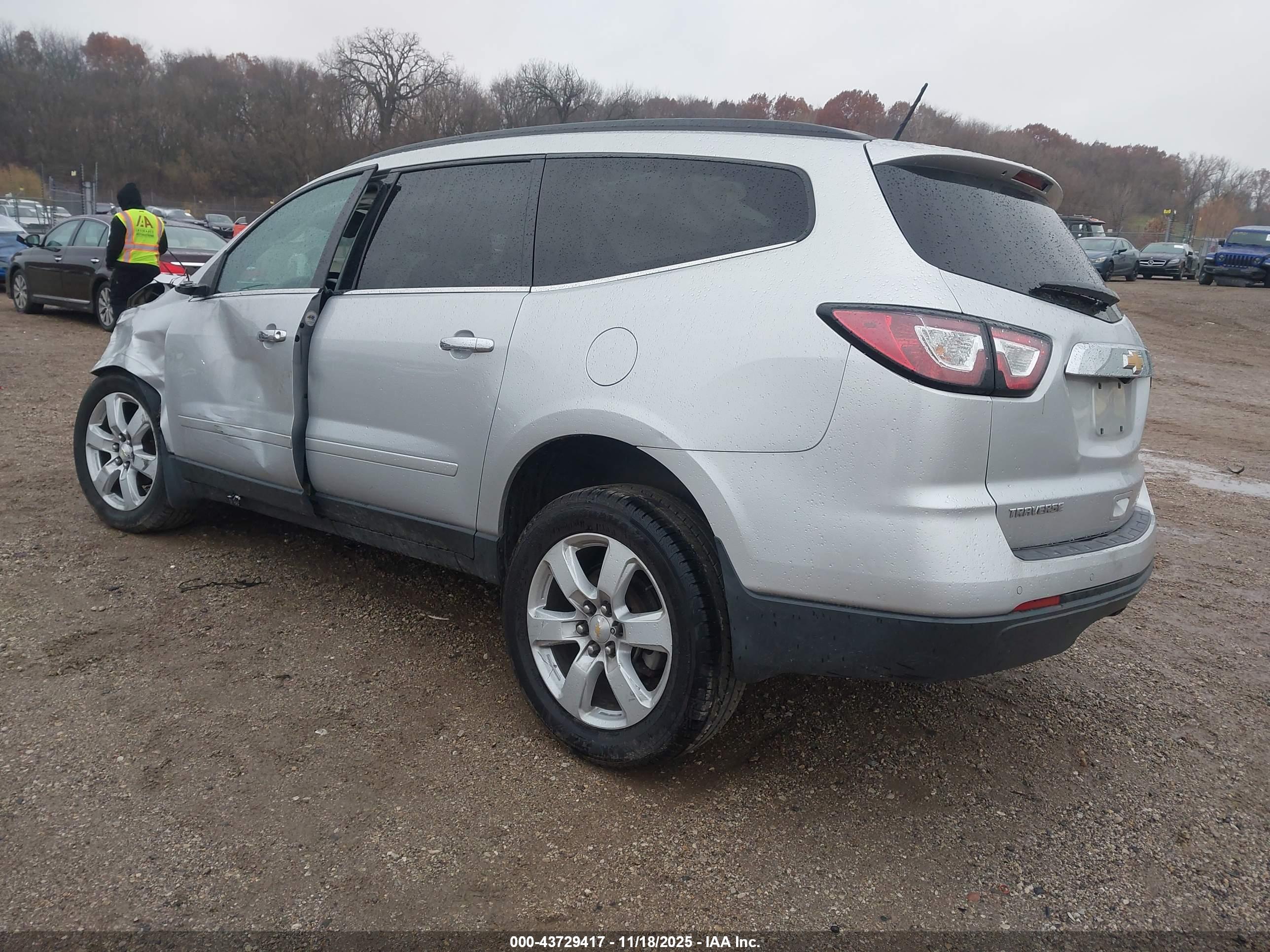 CHEVROLET TRAVERSE image 3