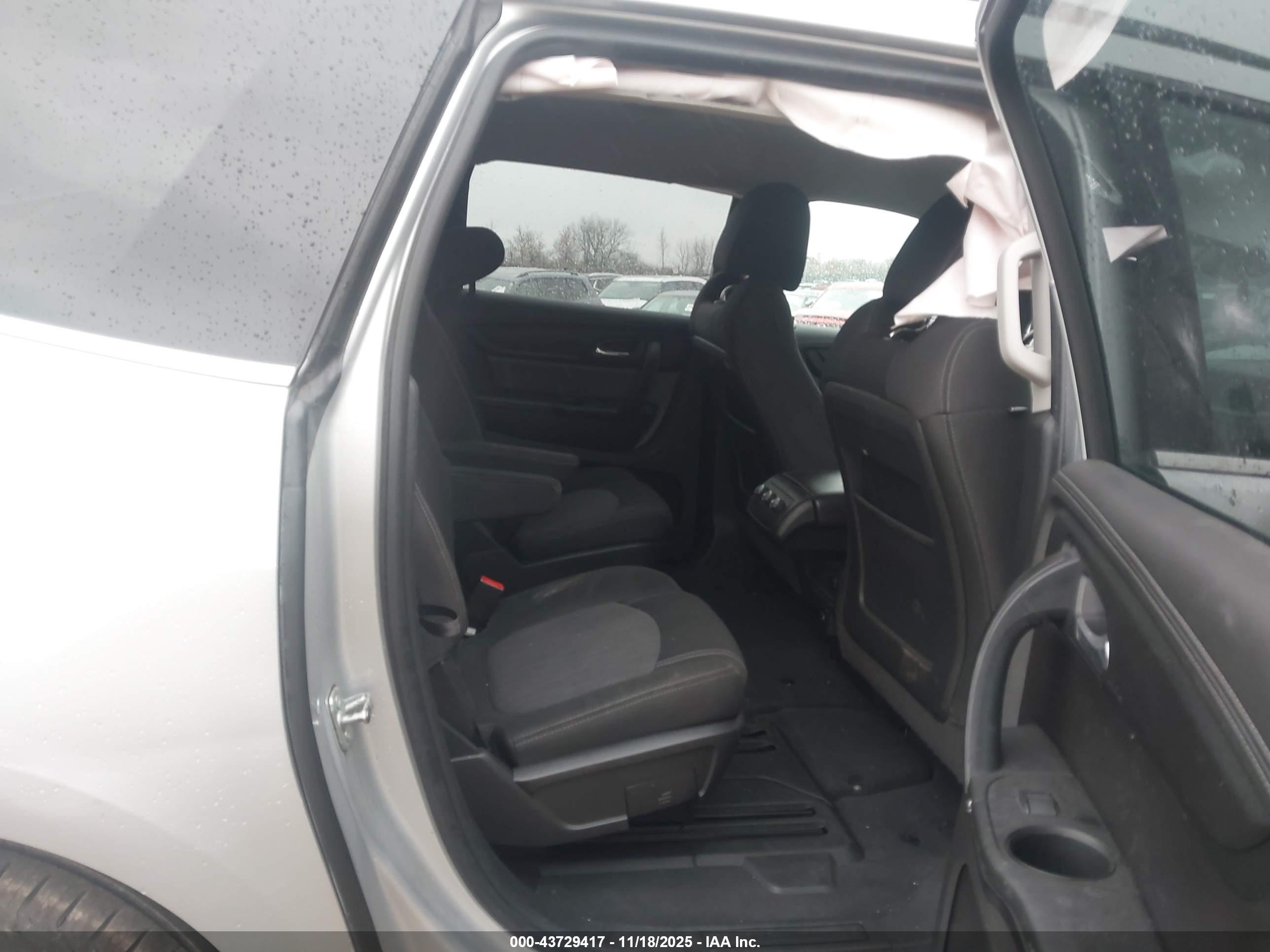CHEVROLET TRAVERSE image 8