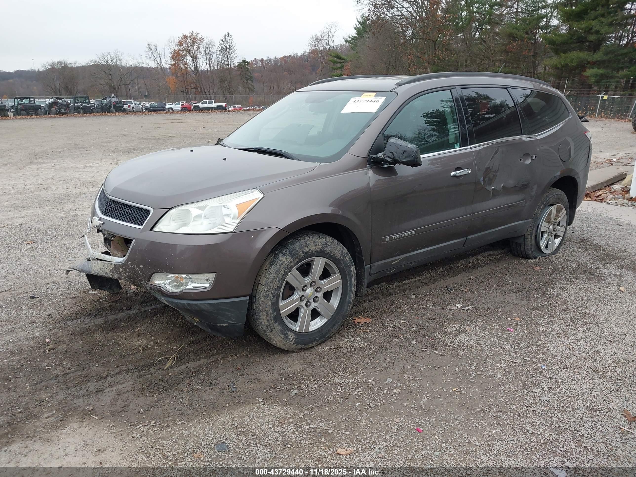 CHEVROLET TRAVERSE image 2