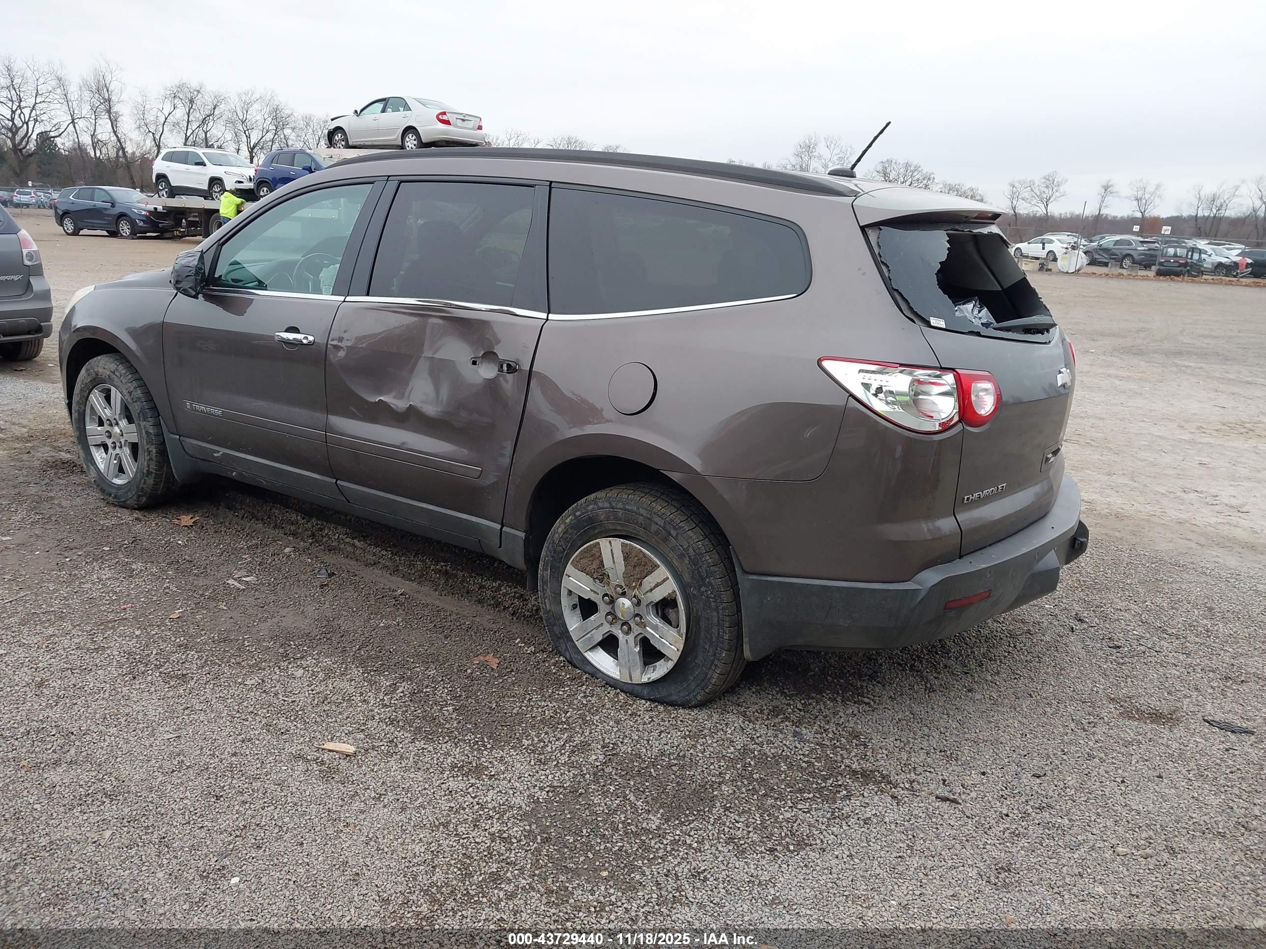 CHEVROLET TRAVERSE image 3