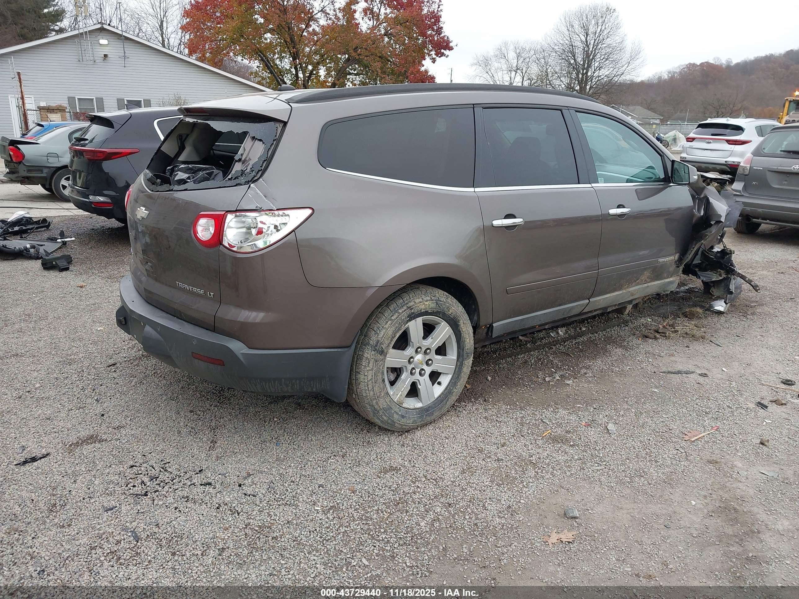 CHEVROLET TRAVERSE image 4