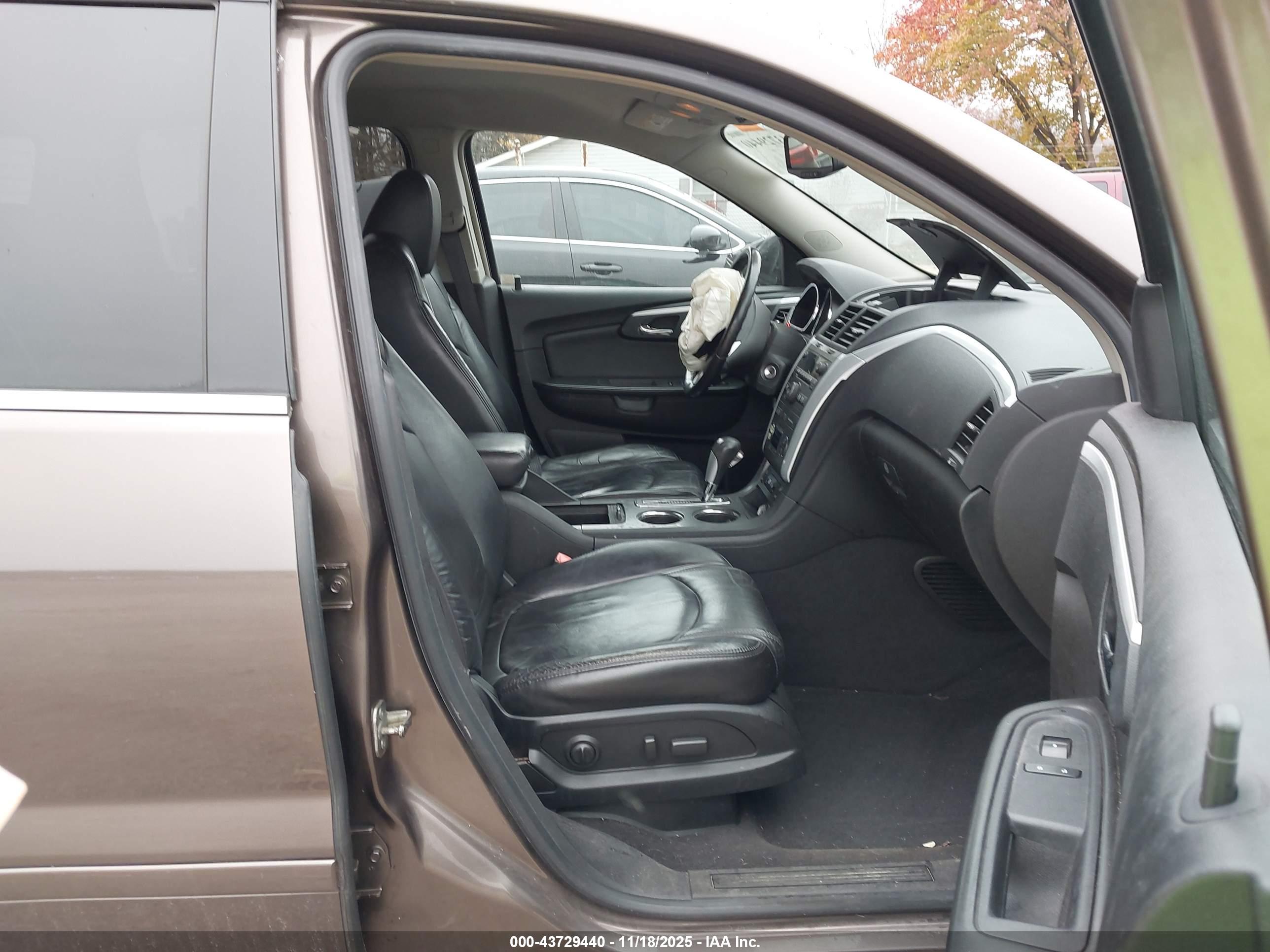 CHEVROLET TRAVERSE image 5