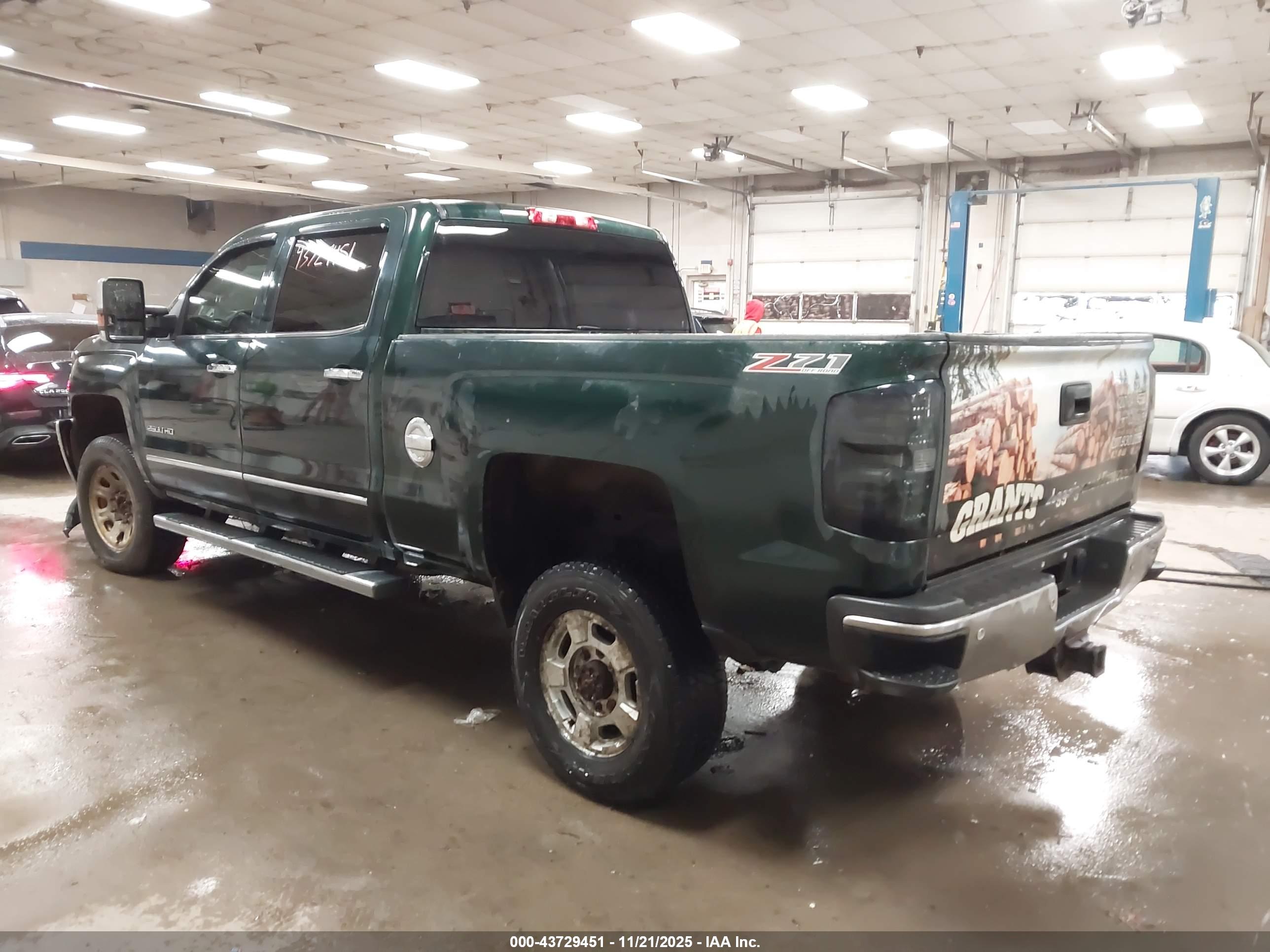CHEVROLET SILVERADO image 3