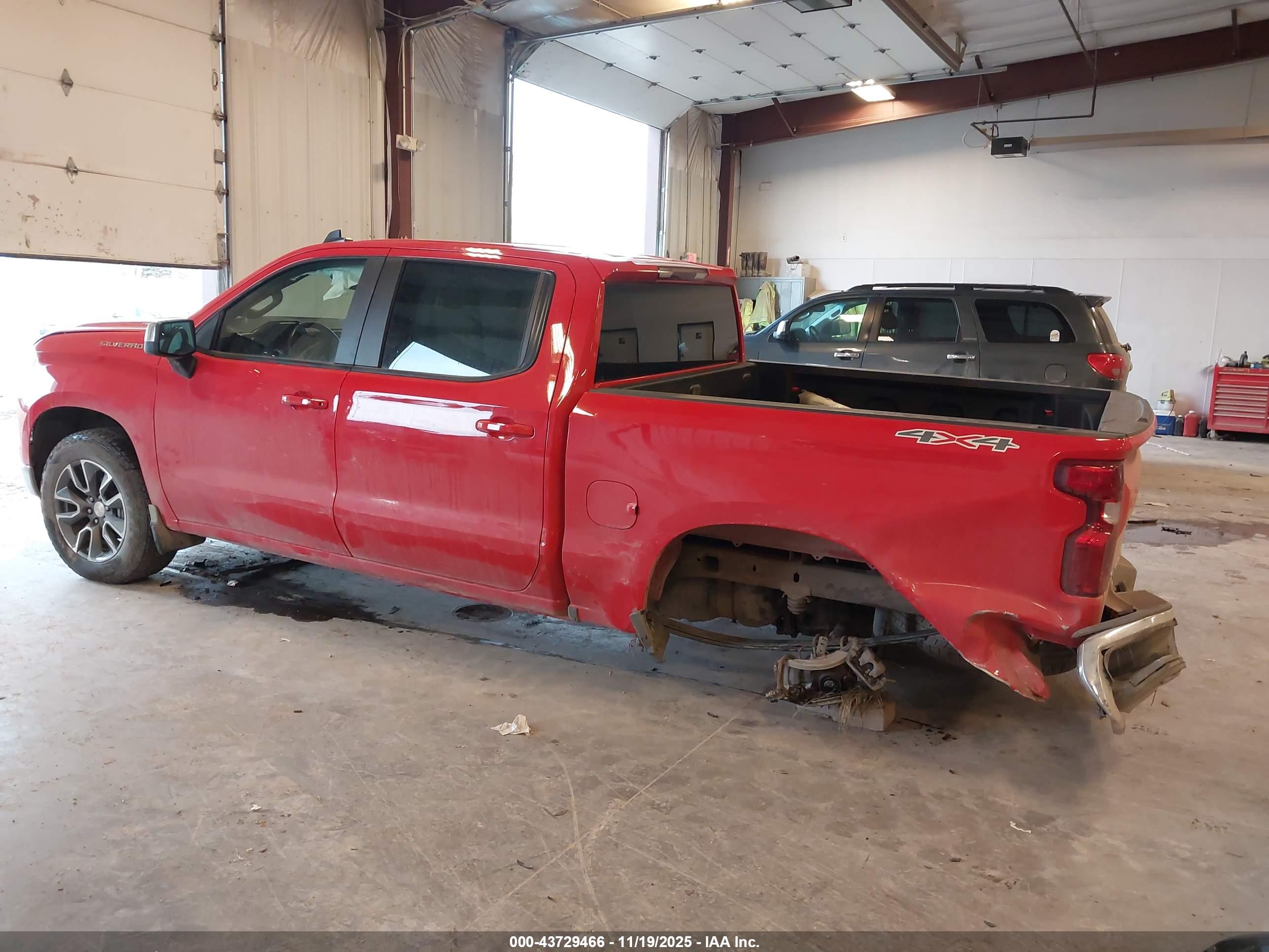 CHEVROLET SILVERADO image 3